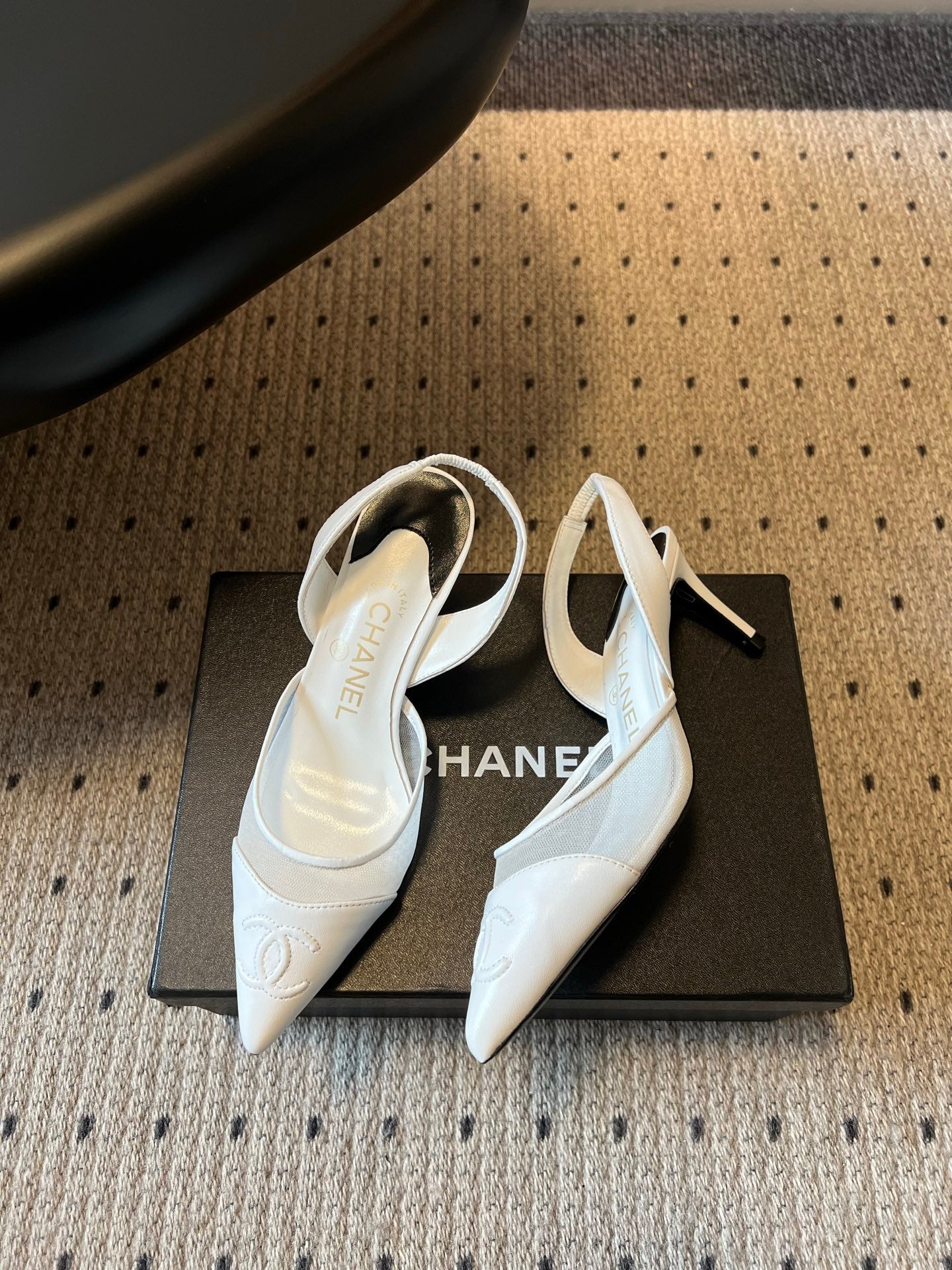 CHANEL 26SS Pointed Slingback Stiletto Heels 3826035 White - 2