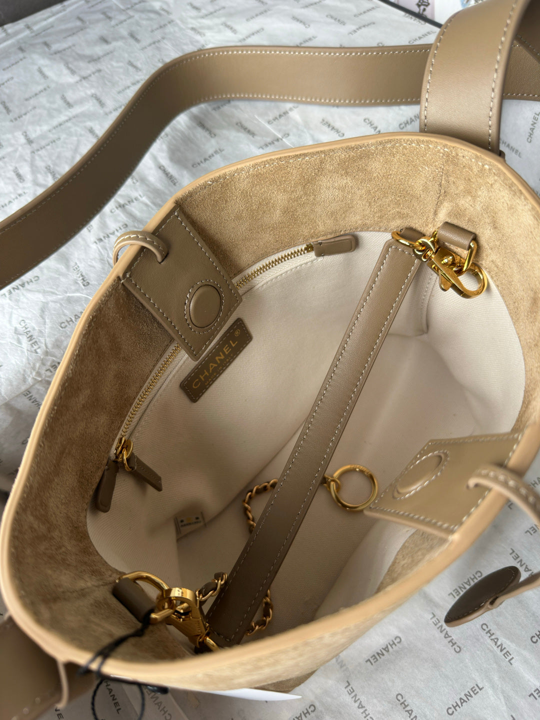 Chanel AS6268 Suede Tote - Image 6