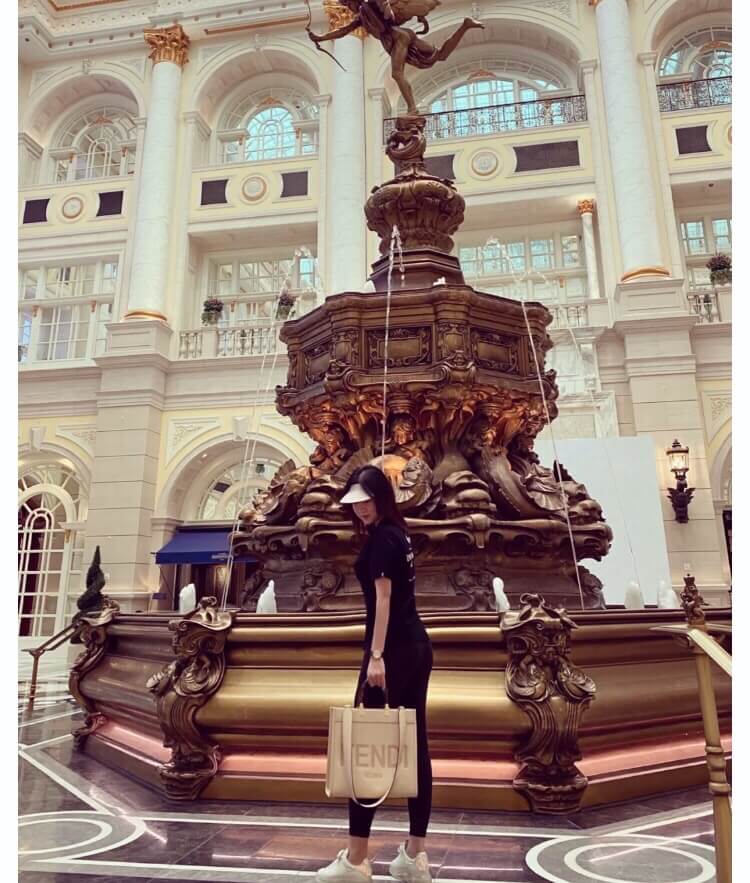 fendi tote bag m size nude pink