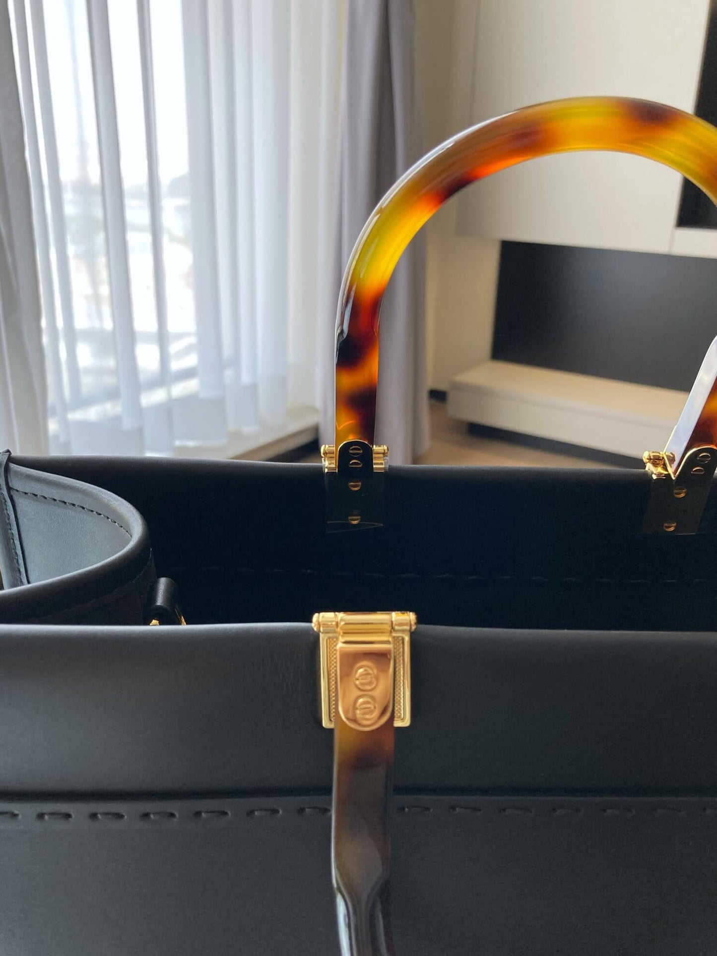 Hawksbill integrated handle for tote bag