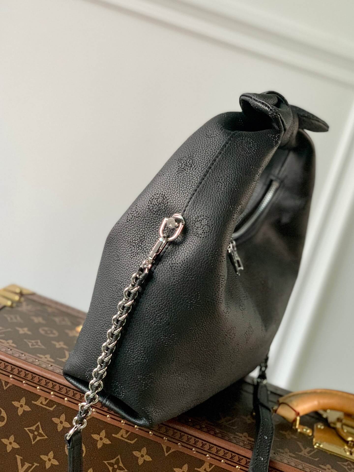 m20703 why knot monogram black 28cm