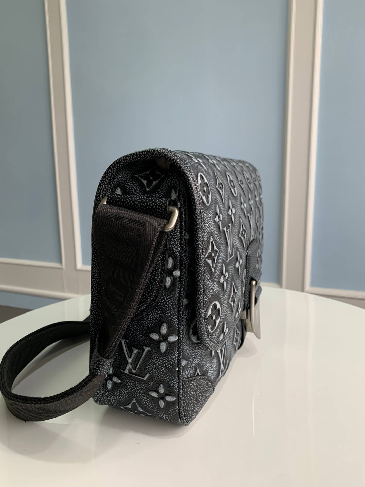 m21358 archy messenger mm monogram 35cm grey black shoulder bag cross body bags sac plat mm