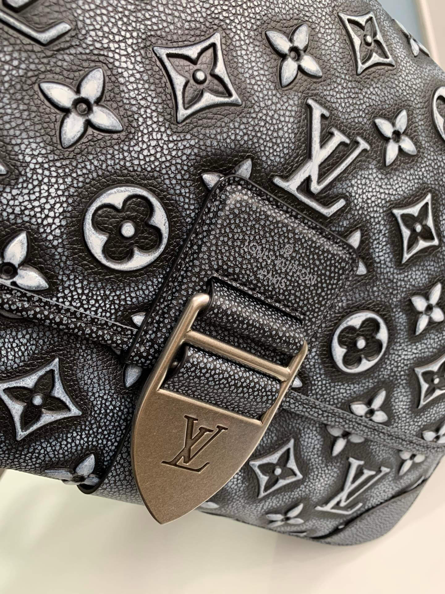 m21358 archy messenger mm monogram 35cm grey black shoulder bag cross body bags sac plat mm