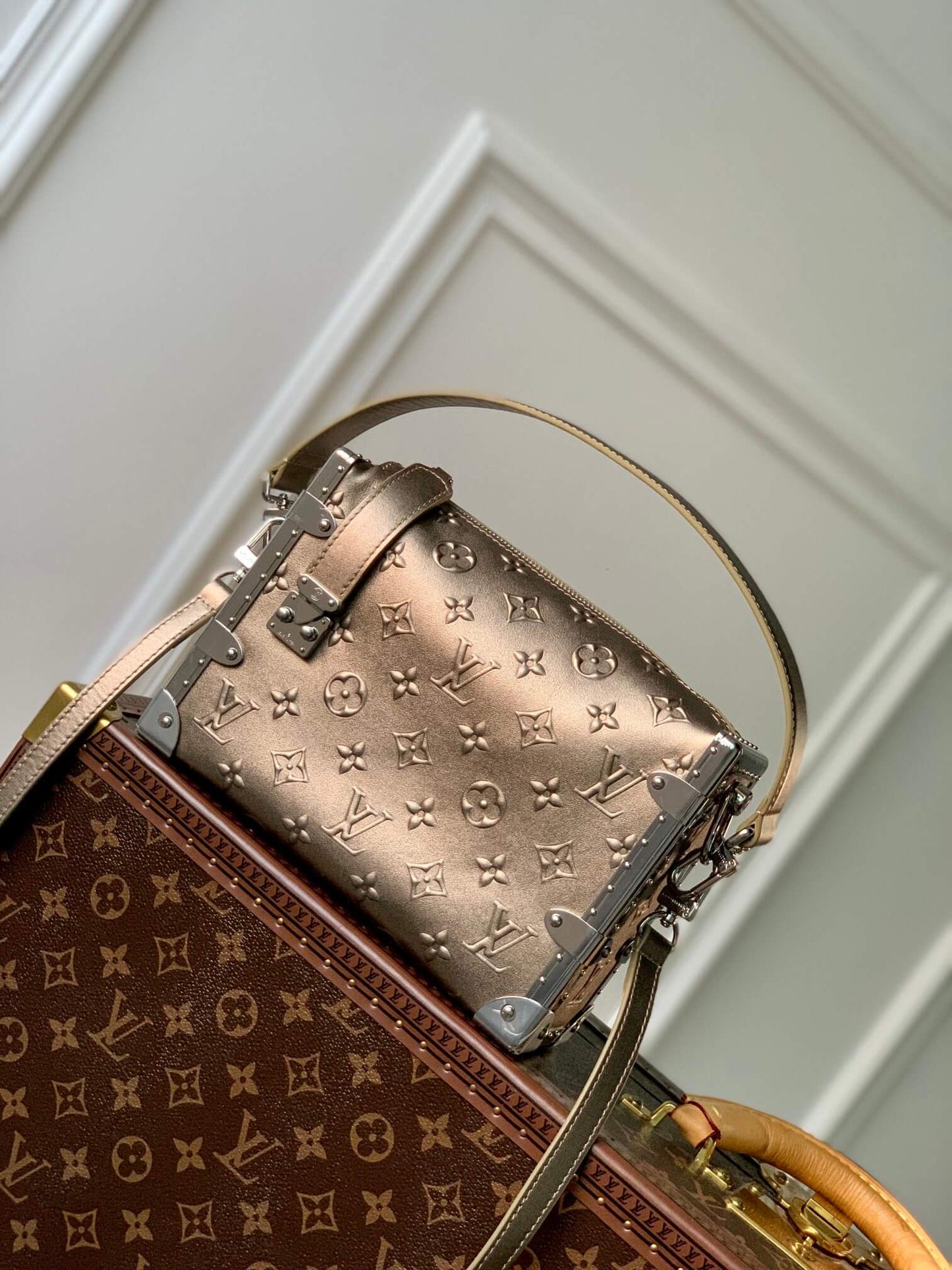 m21477 m46358 side trunk bb monogram 21cm light gold