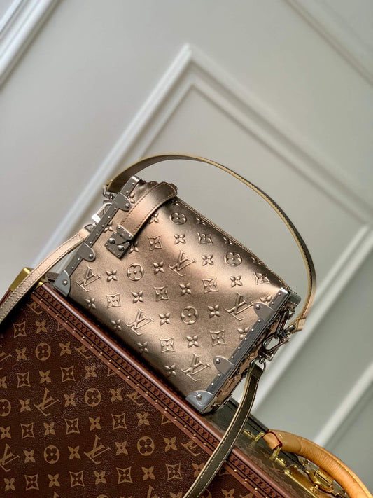 m21477 m46358 side trunk bb monogram 21cm light gold