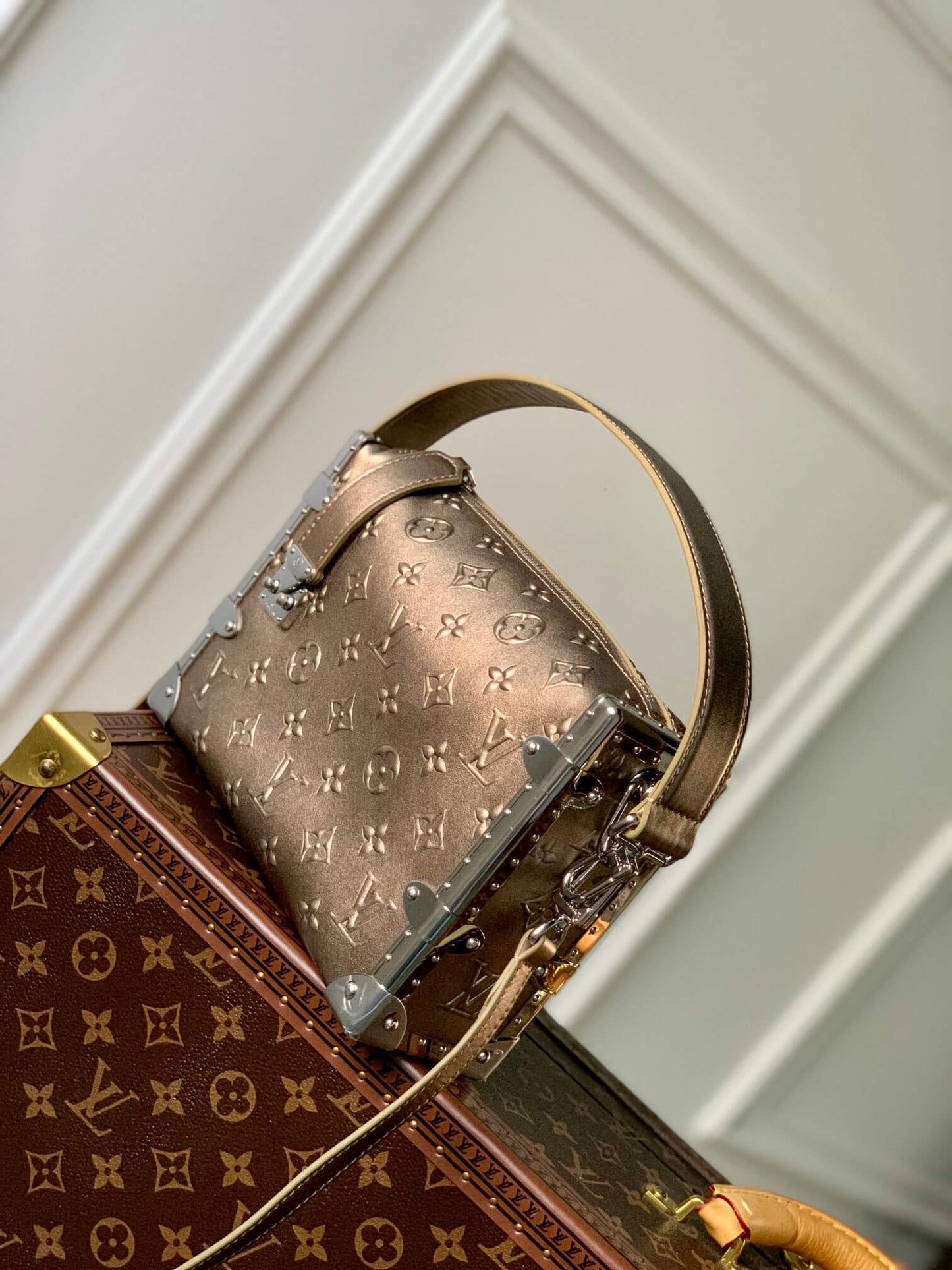 m21477 m46358 side trunk bb monogram 21cm light gold