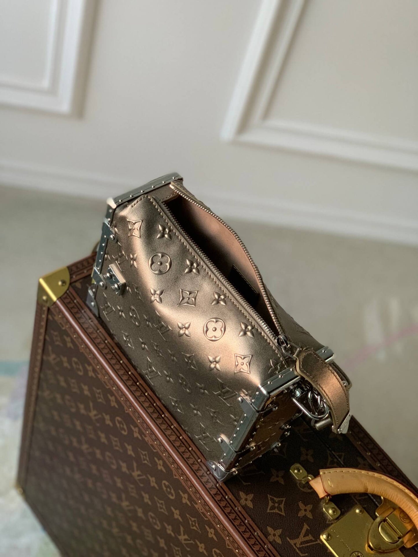 m21477 m46358 side trunk bb monogram 21cm light gold