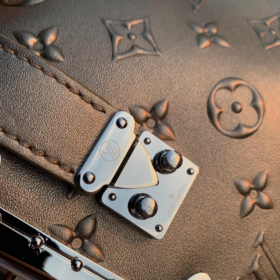 m21477 m46358 side trunk bb monogram 21cm light gold