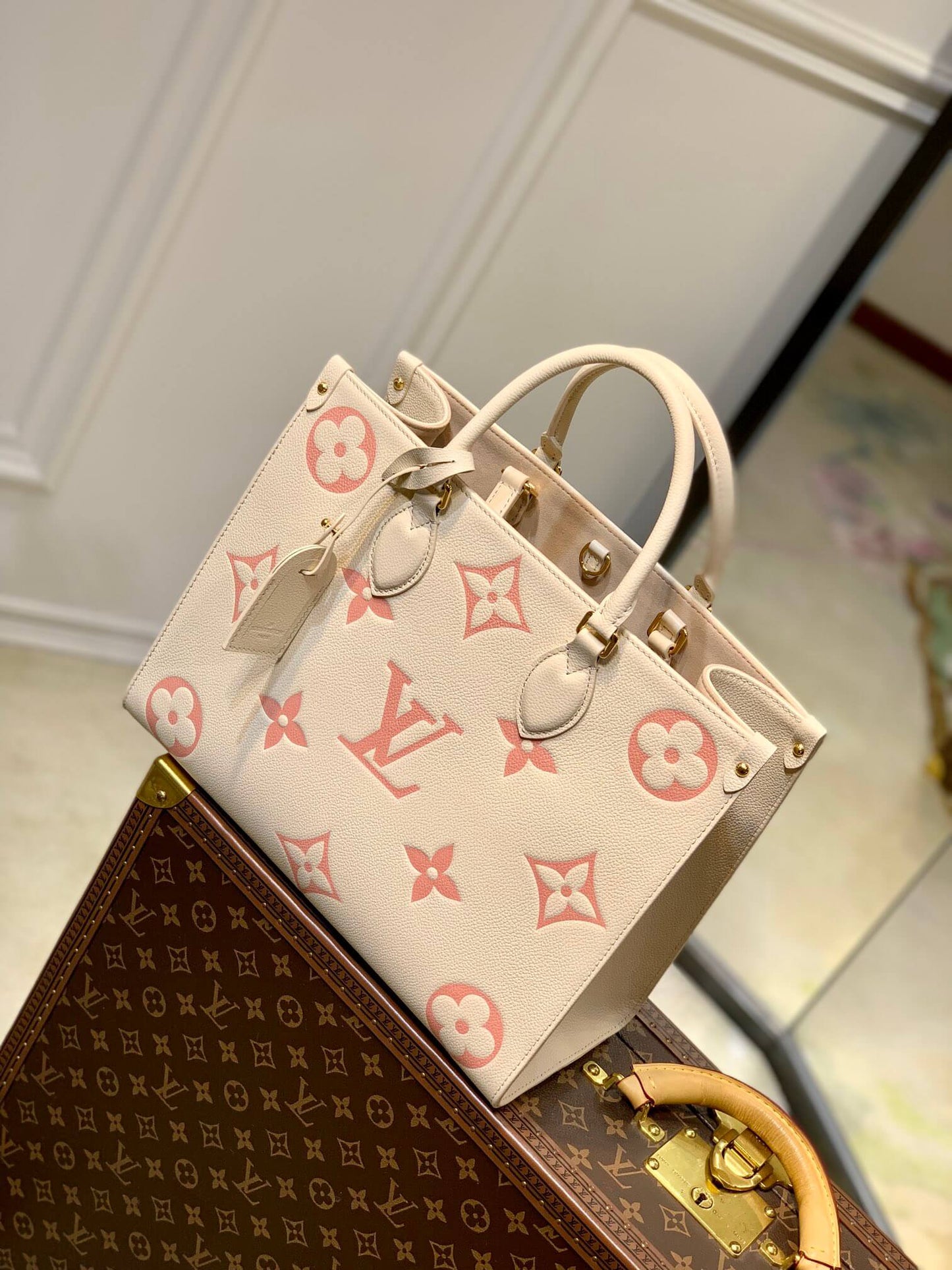m21575 onthego mm monogram empreinte leather apricot 35cm