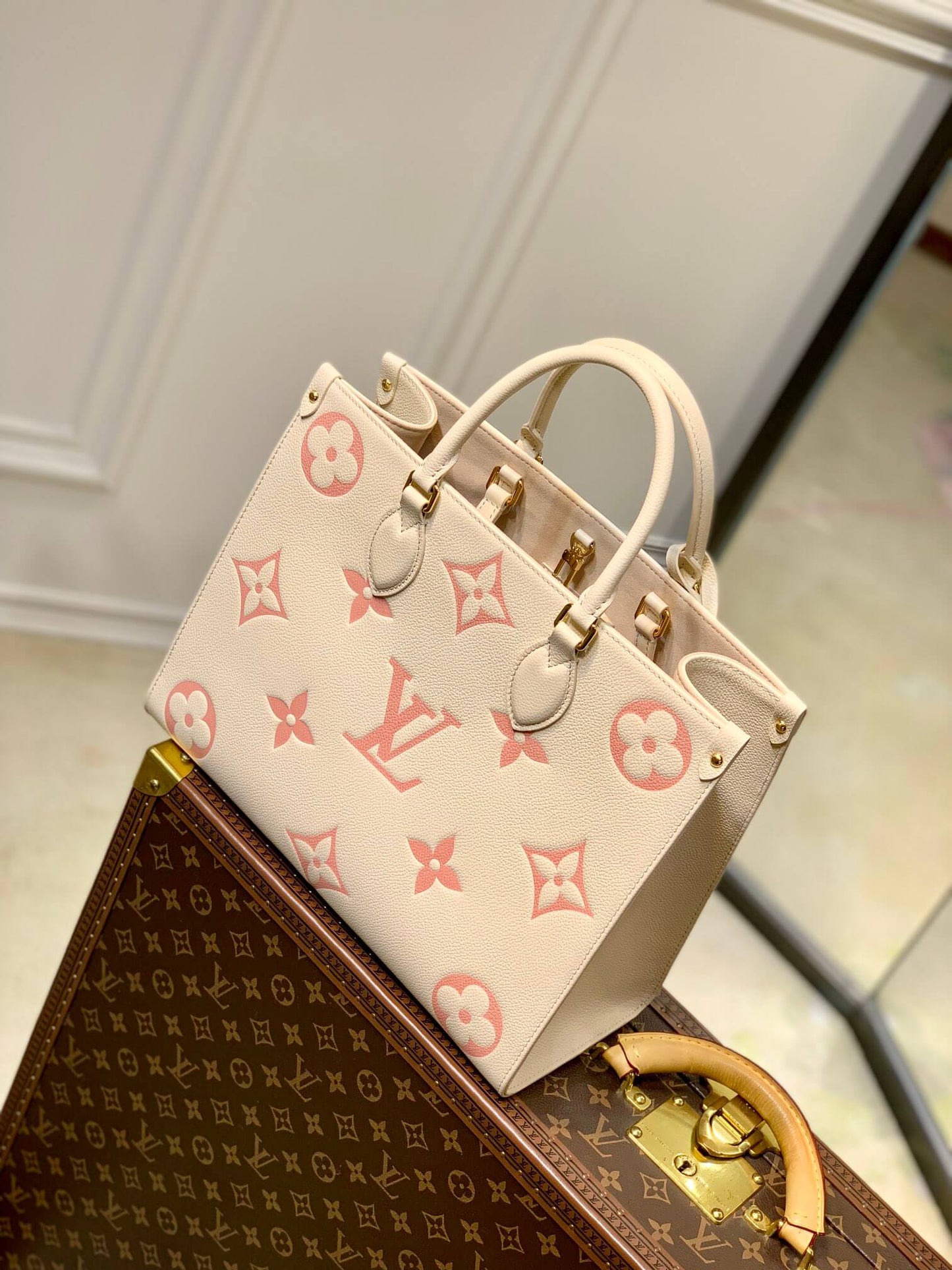 m21575 onthego mm monogram empreinte leather apricot 35cm