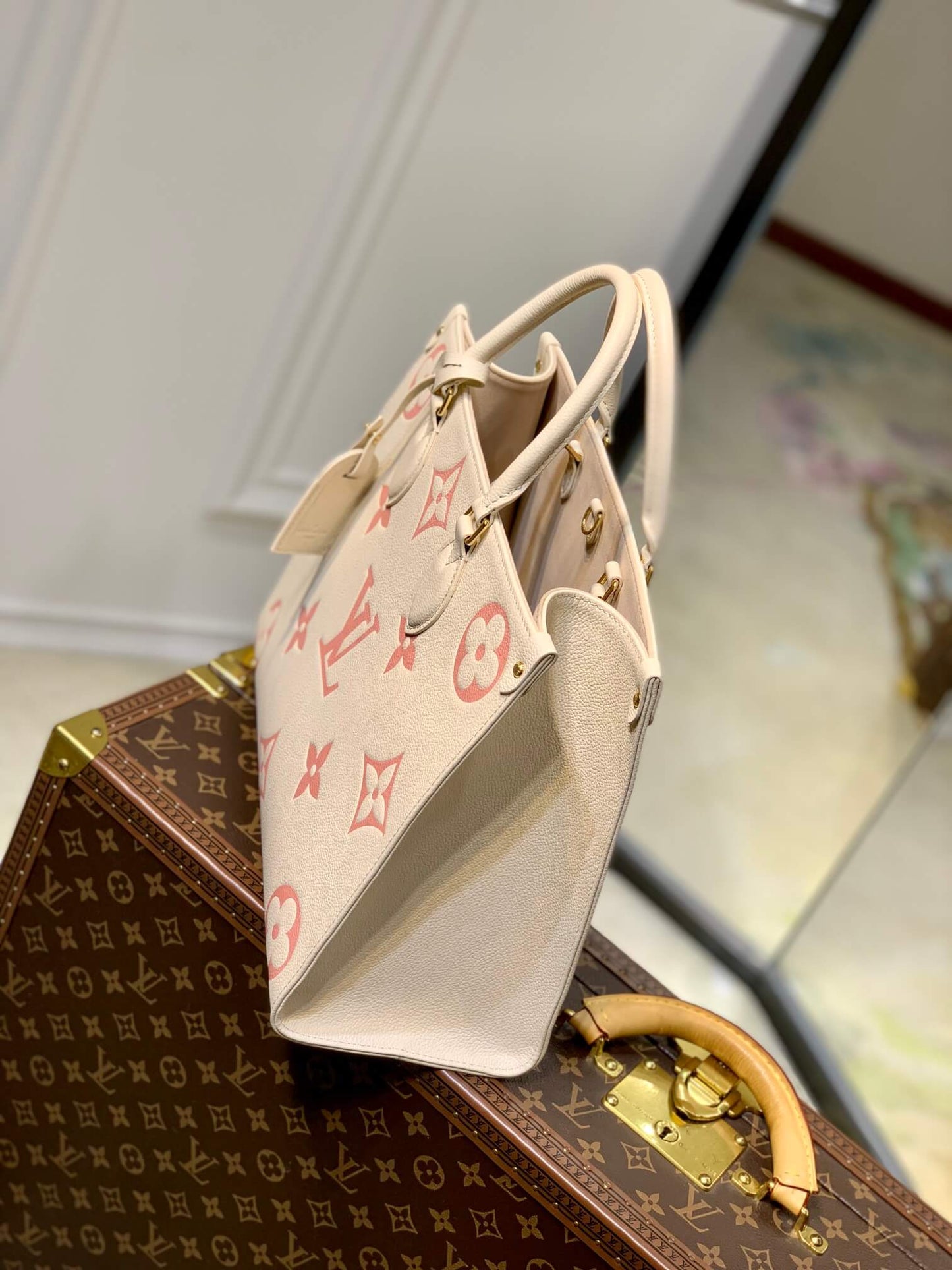 m21575 onthego mm monogram empreinte leather apricot 35cm