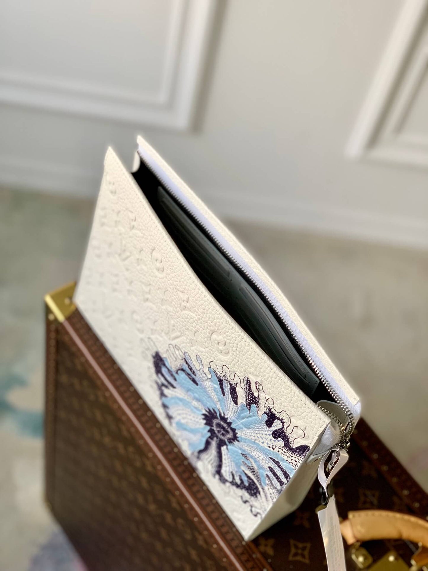 m21681 pochette voyage mens bag 27cm monogram white