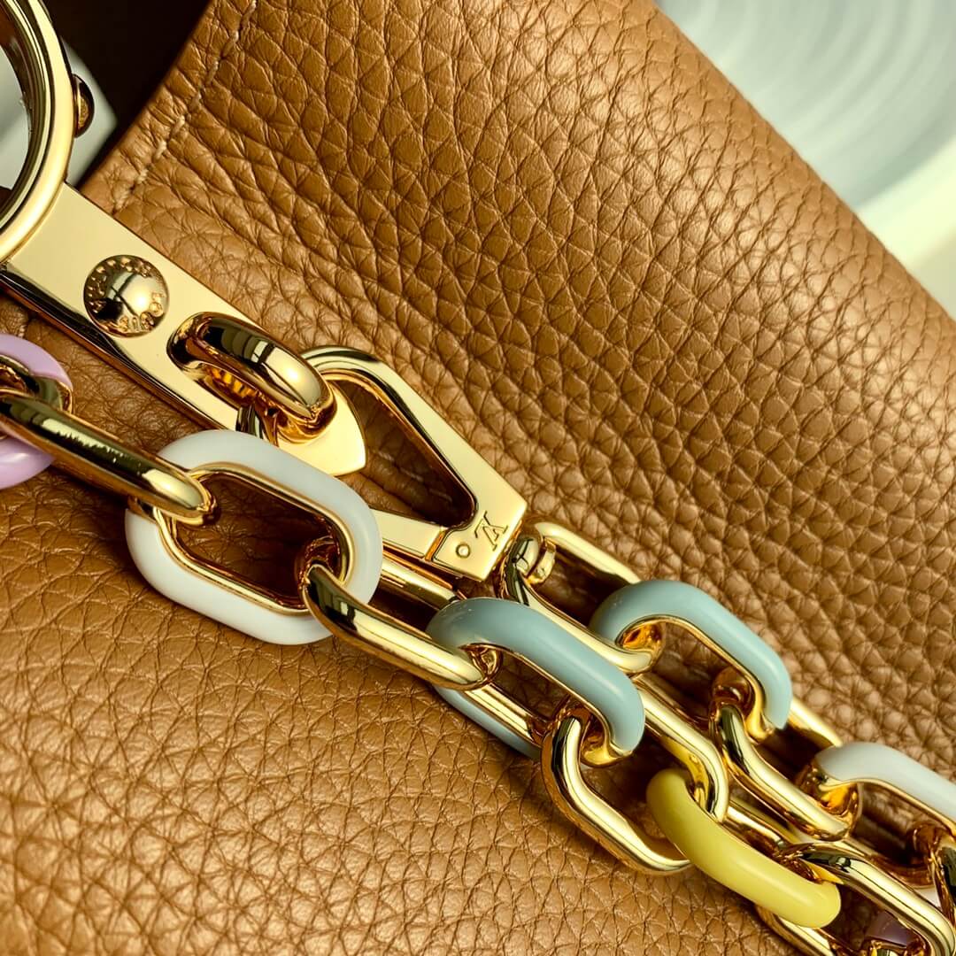 m21798 capucines mm taurillon 27cm brown cross body bags handbag