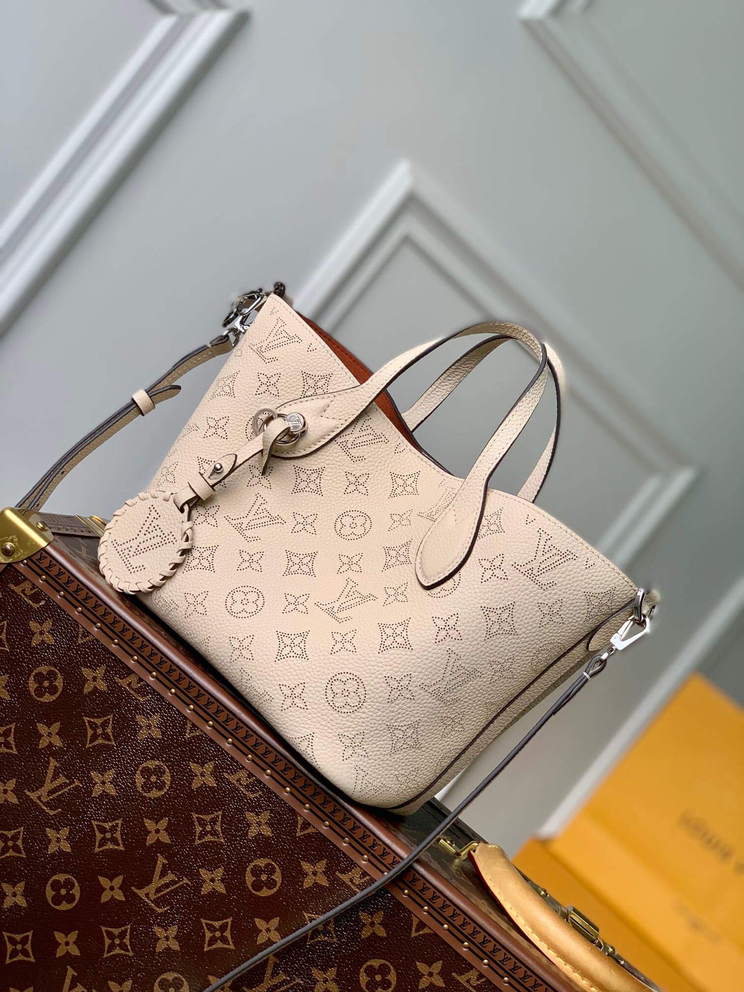 m21849 blossom pm handbag 20cm milk white neverfull