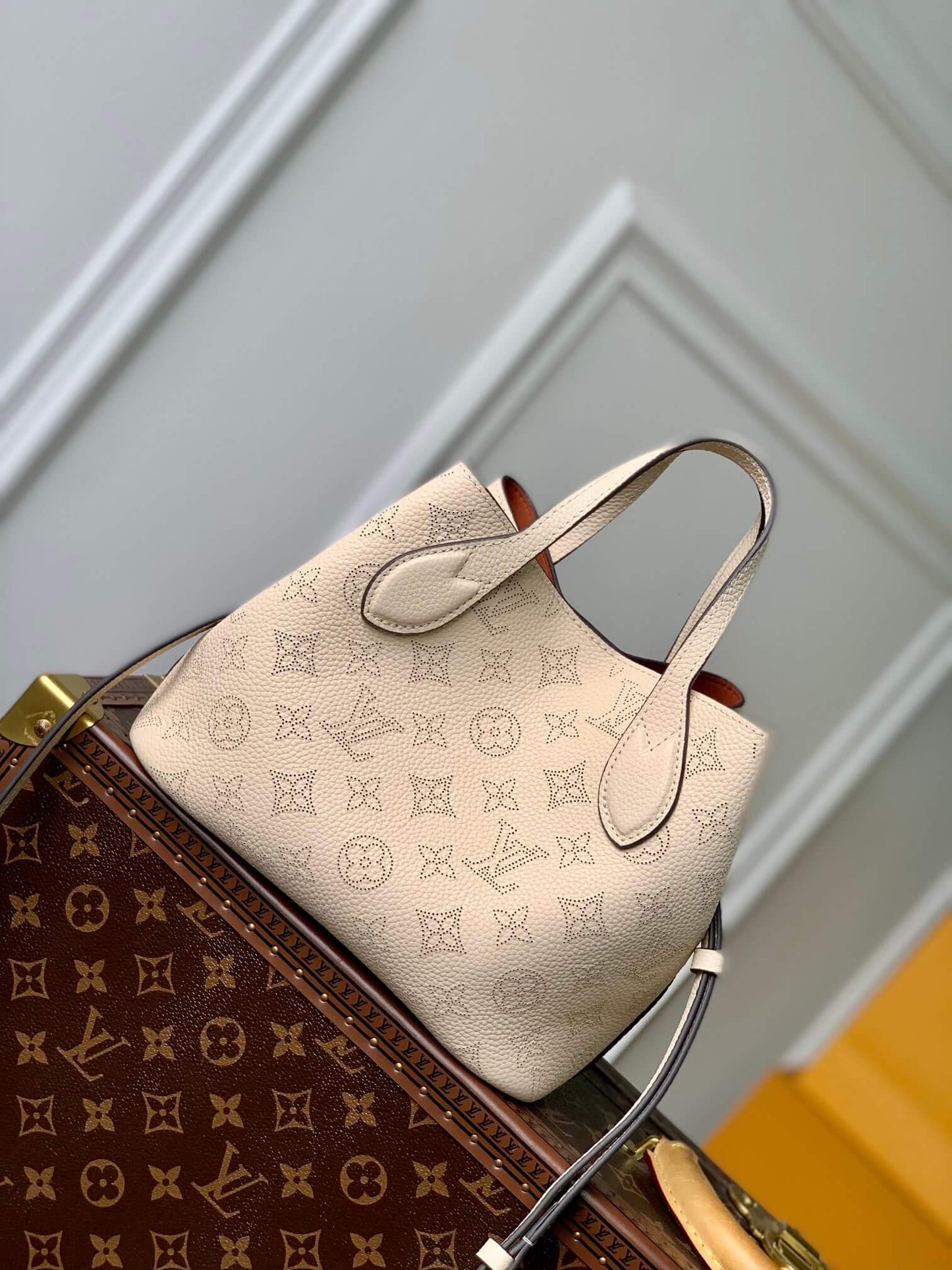 m21849 blossom pm handbag 20cm milk white neverfull
