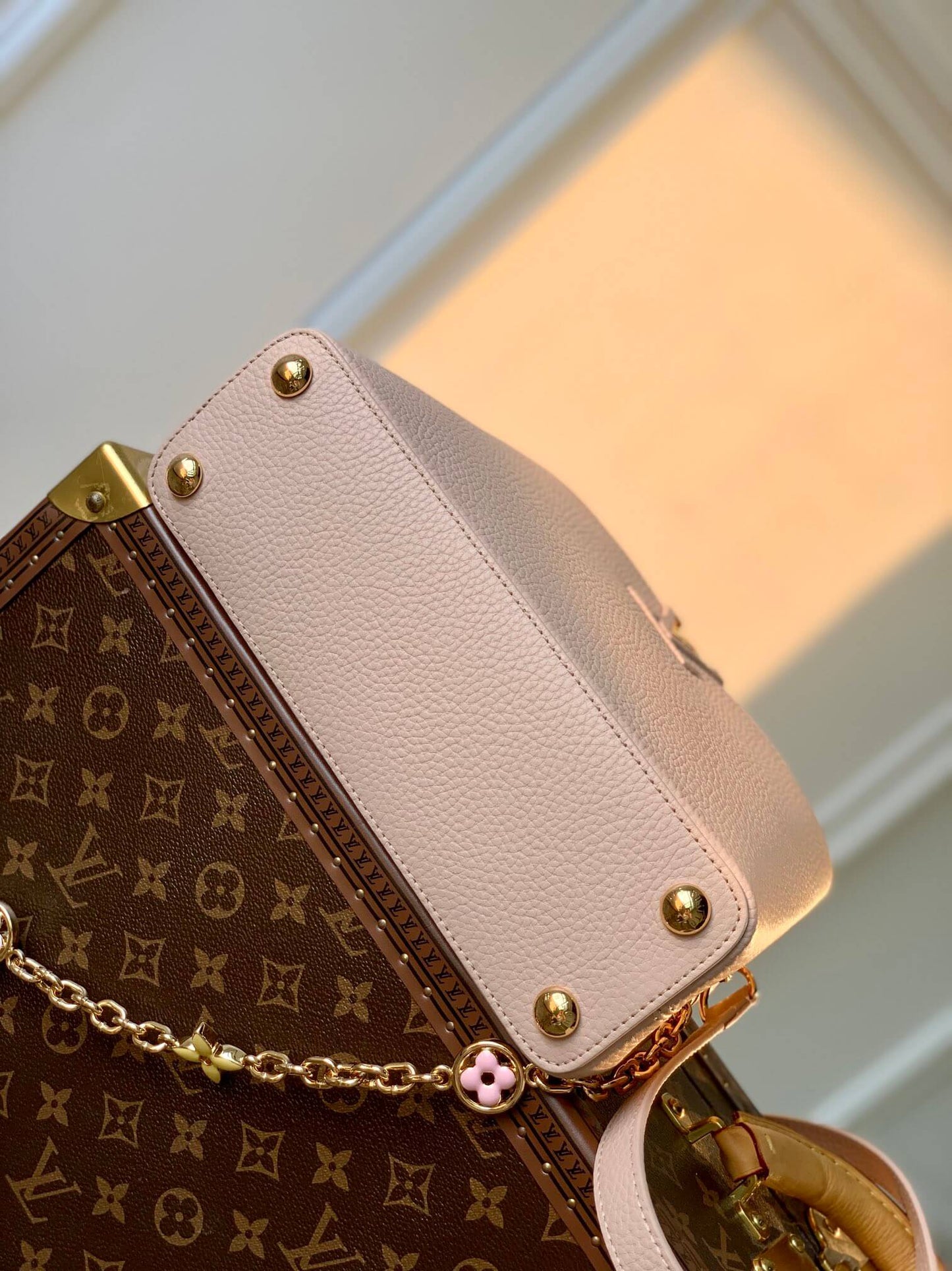m22375 capucines pm taurillon 27cm apricot cowhide real leather