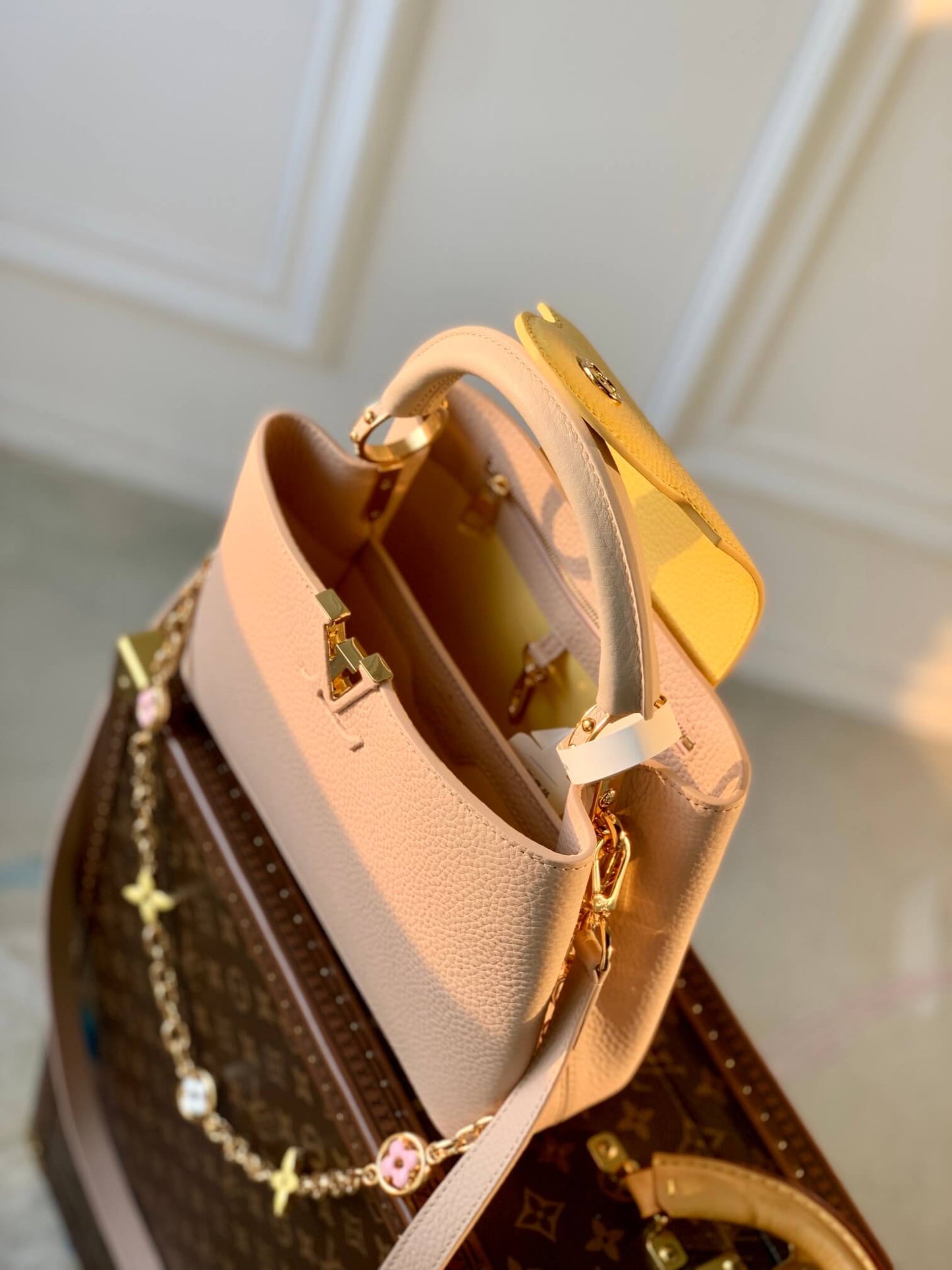 m22375 capucines pm taurillon 27cm apricot cowhide real leather