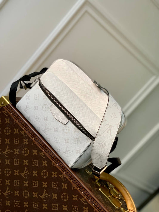 m30873 outdoor messenger 26cm monogram off white sac plat