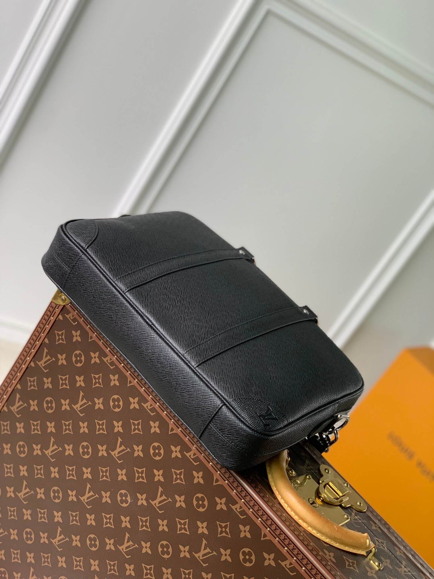 m30925 porte documents voyage pm 36 5cm taiga noir black