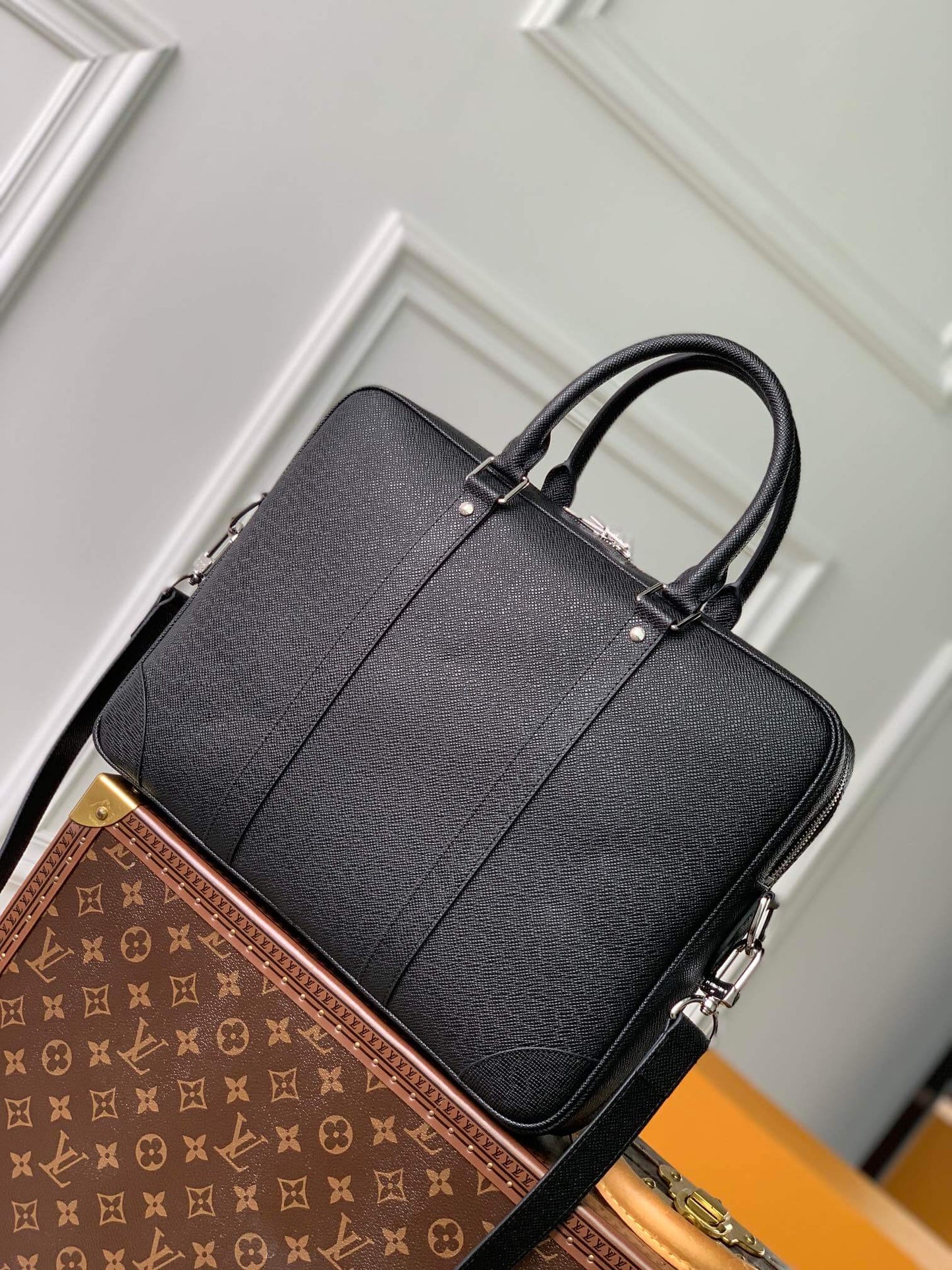 m30925 porte documents voyage pm 36 5cm taiga noir black