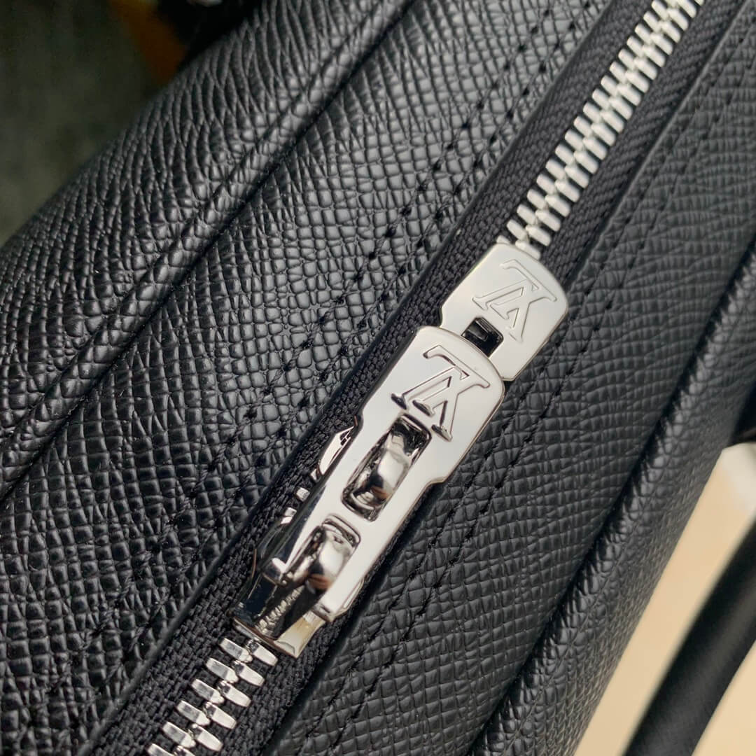 m30925 porte documents voyage pm 36 5cm taiga noir black