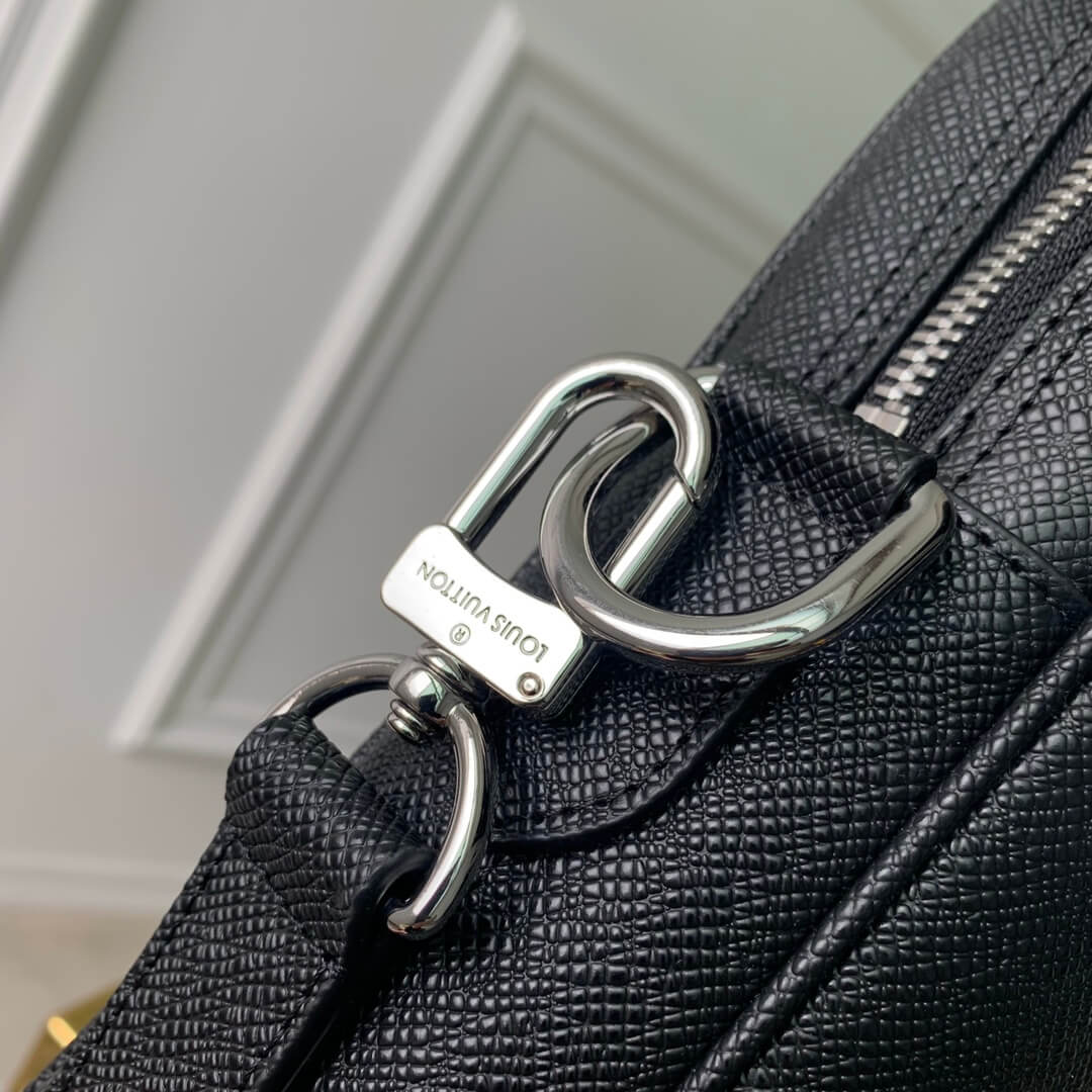 m30925 porte documents voyage pm 36 5cm taiga noir black