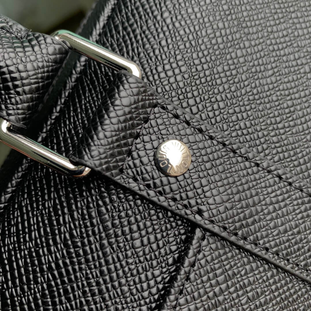 m30925 porte documents voyage pm 36 5cm taiga noir black