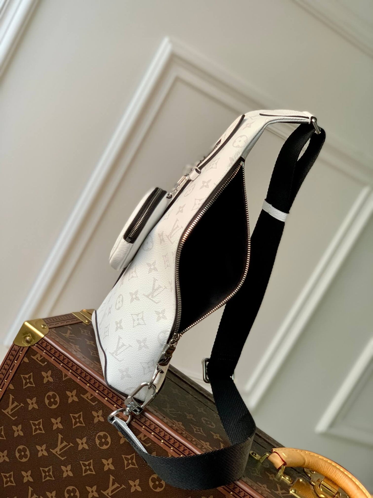 m30936 duo sling bag 20cm white monogram bumbag