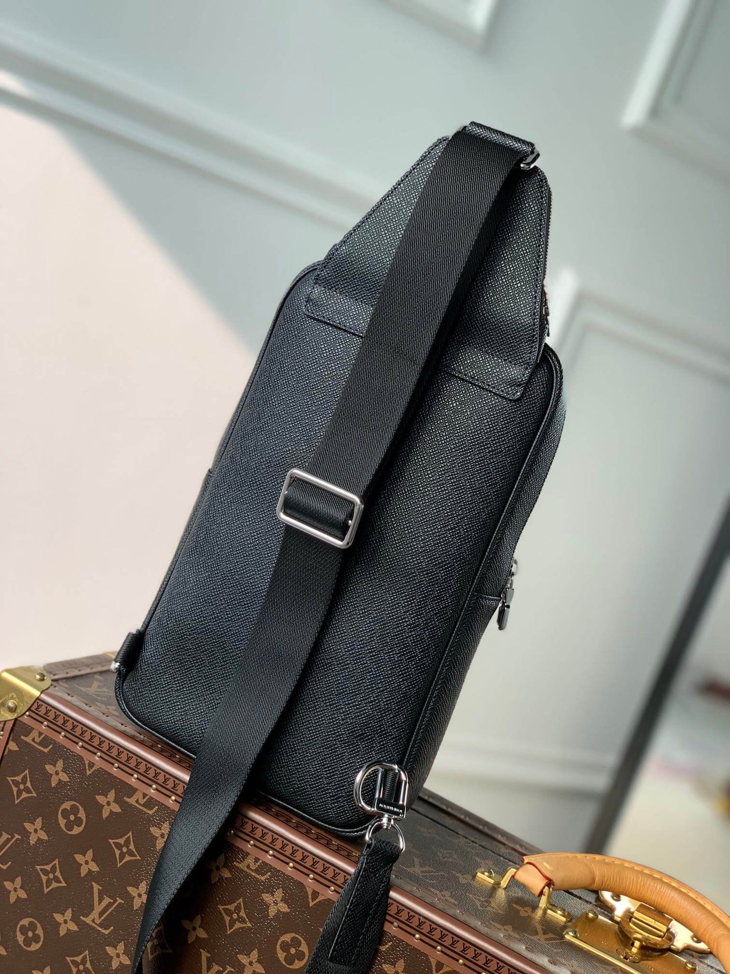 m41719 avenue taiga blackish black man bag 20cm