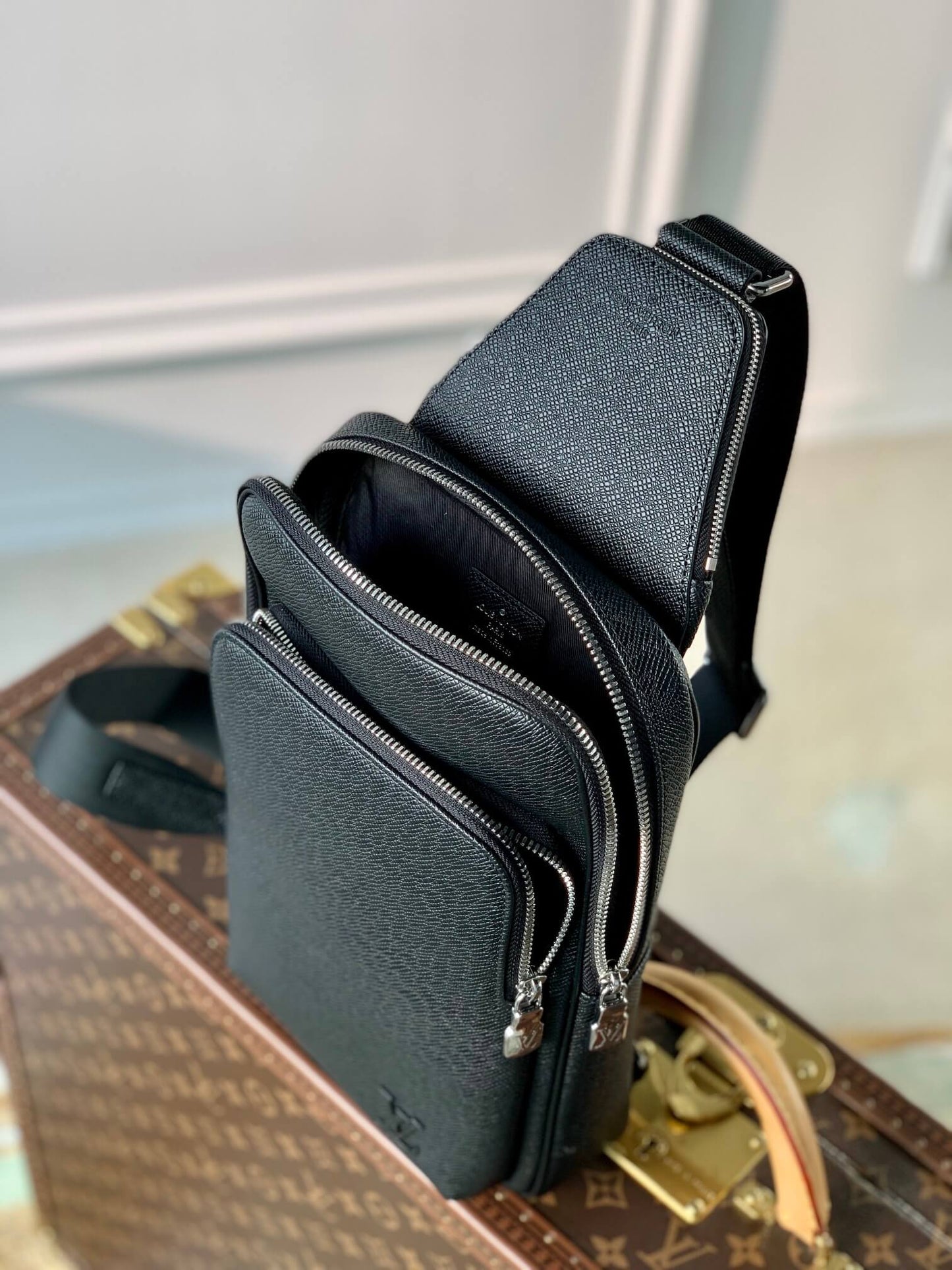 m41719 avenue taiga blackish black man bag 20cm