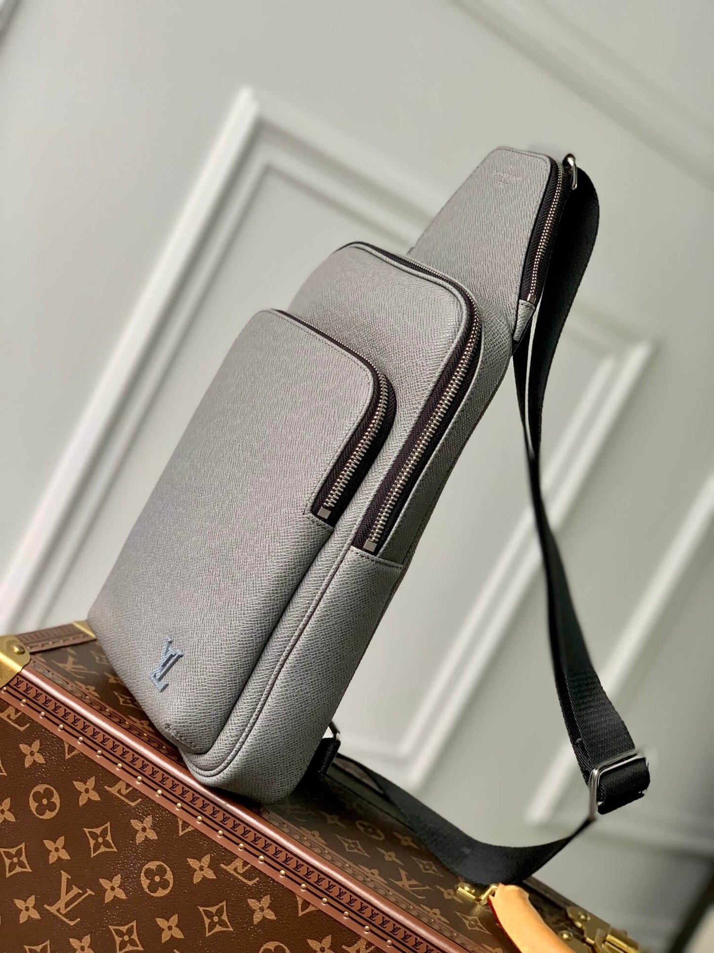 m41719 avenue taiga blackish grey man bag 20cm