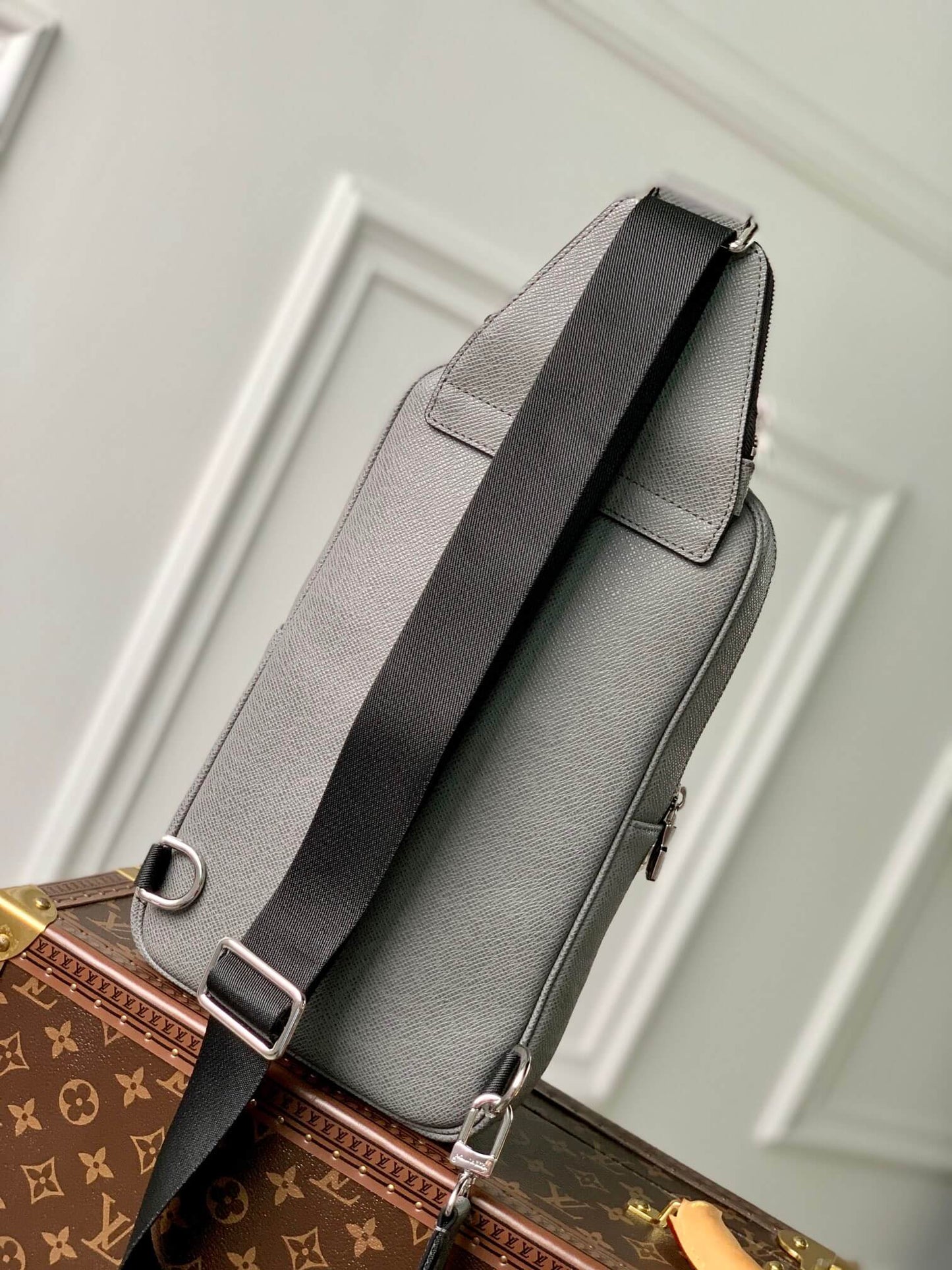 m41719 avenue taiga blackish grey man bag 20cm