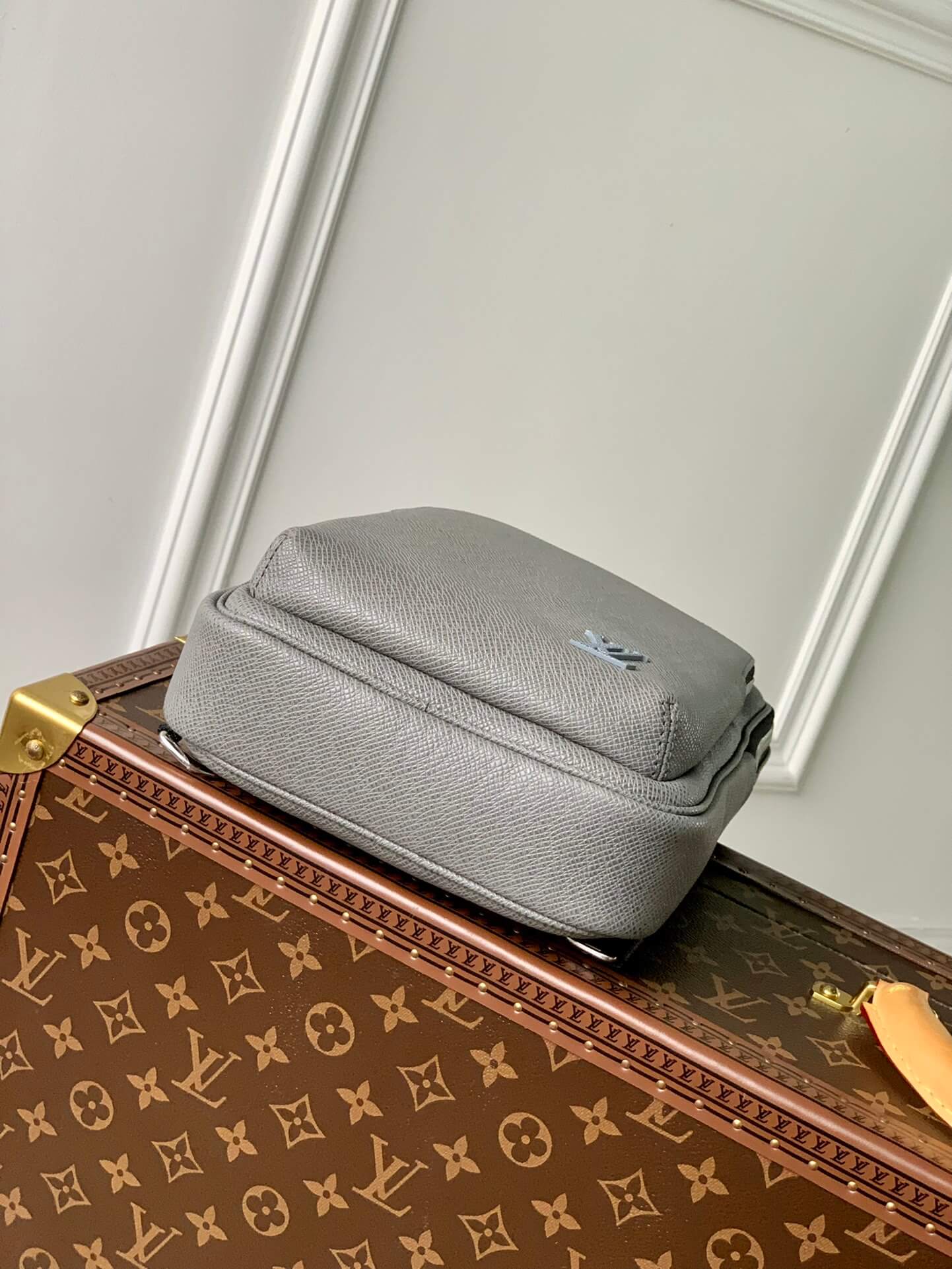 m41719 avenue taiga blackish grey man bag 20cm