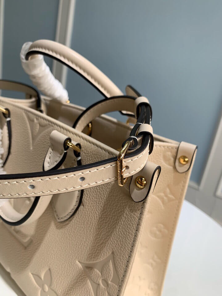 m45653 onthego pm monogram empreinte leather white 25cm