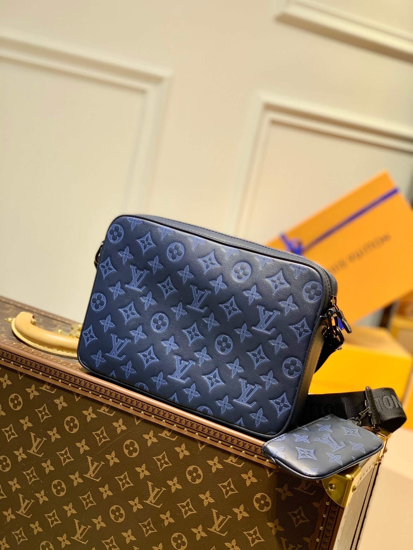 m45730 duo messenger monogram shadow 26cm blue