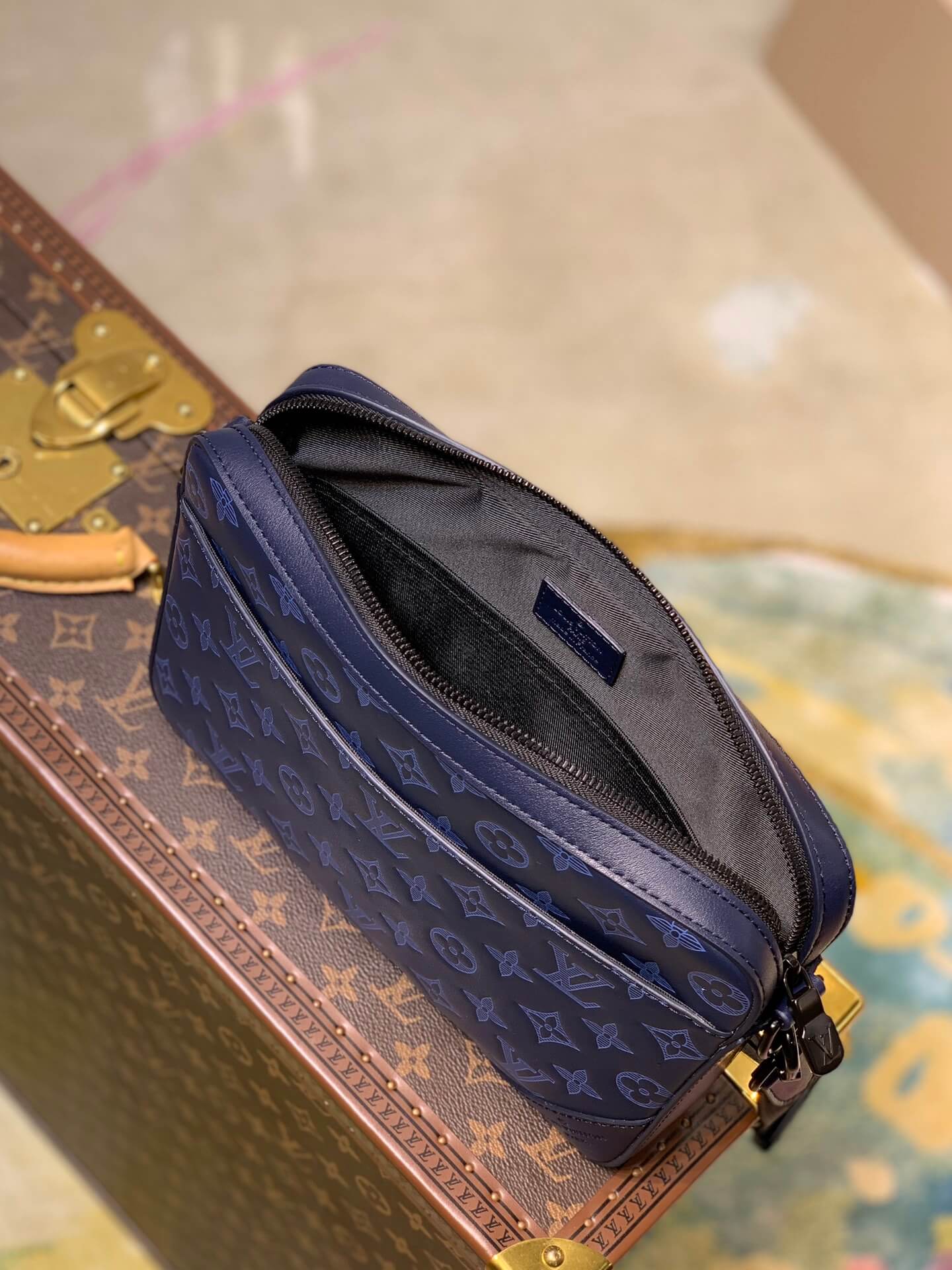 m45730 duo messenger monogram shadow 26cm blue