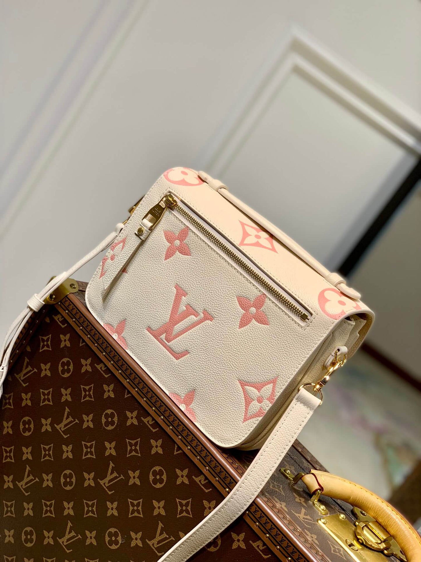 m45773 pochette metis shoulder cross body bags white pink print 25cm