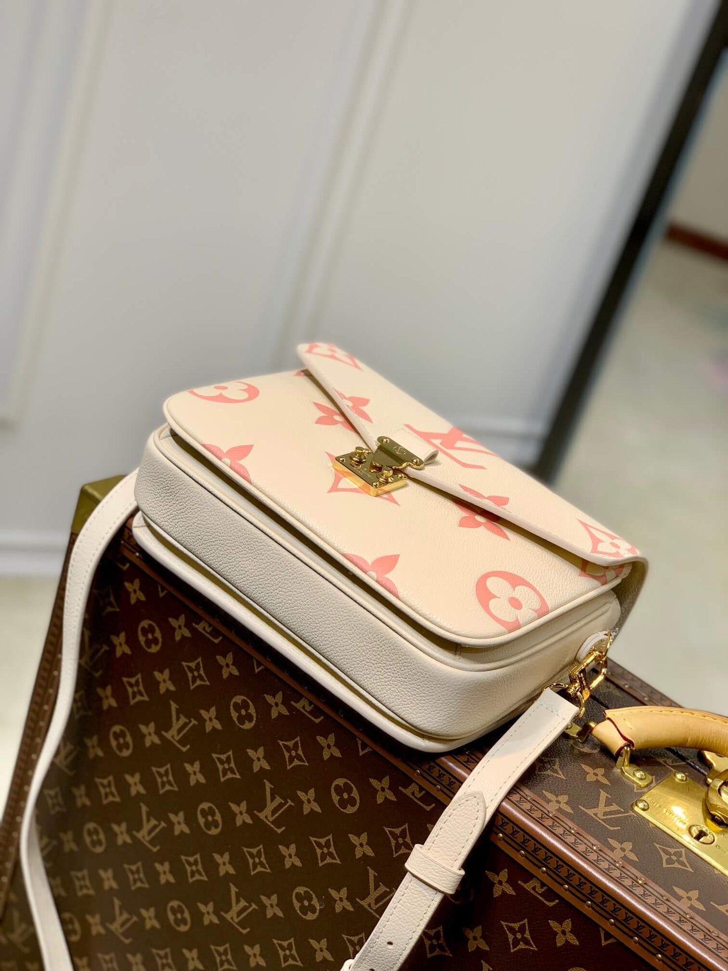 m45773 pochette metis shoulder cross body bags white pink print 25cm
