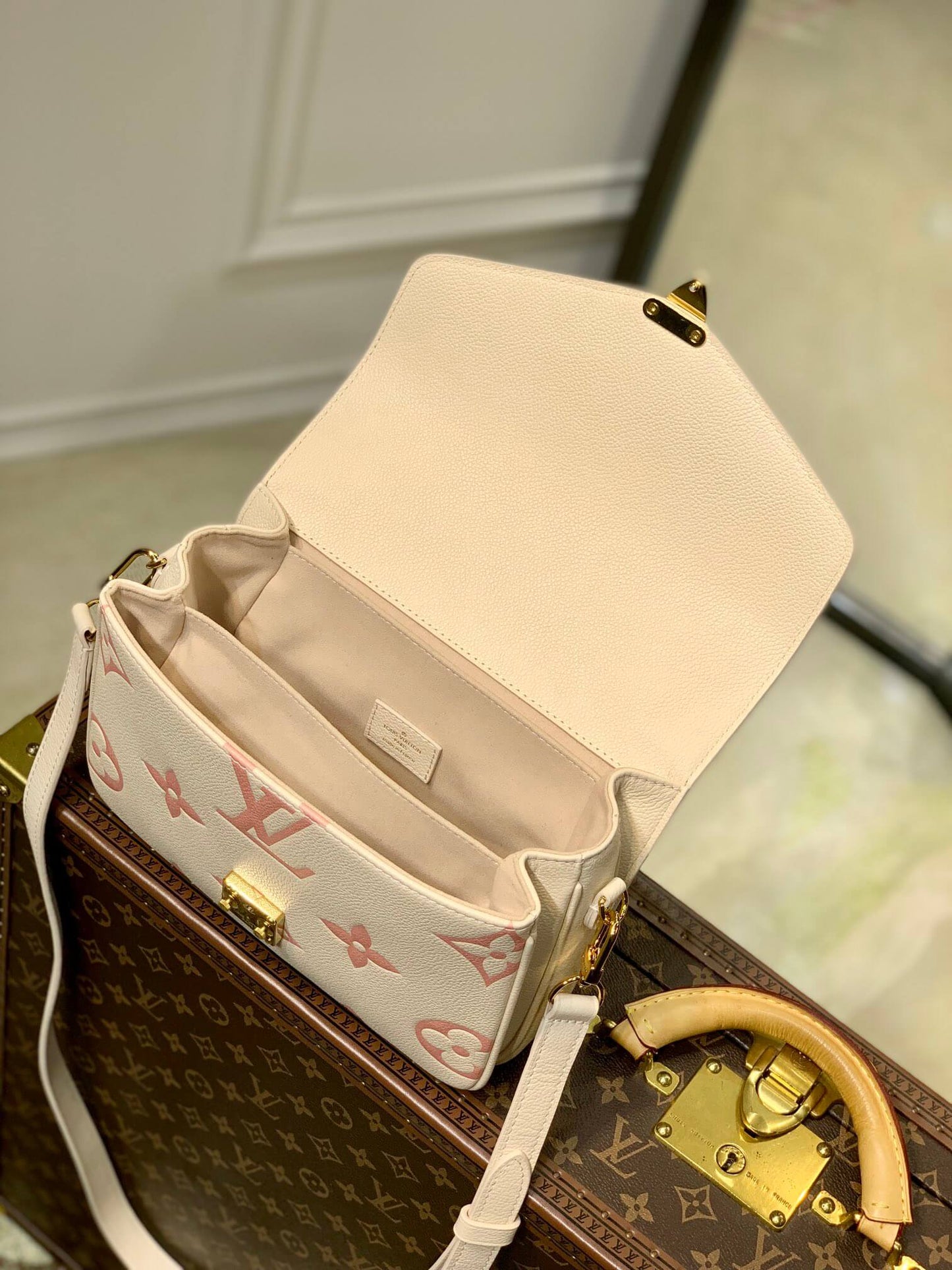 m45773 pochette metis shoulder cross body bags white pink print 25cm