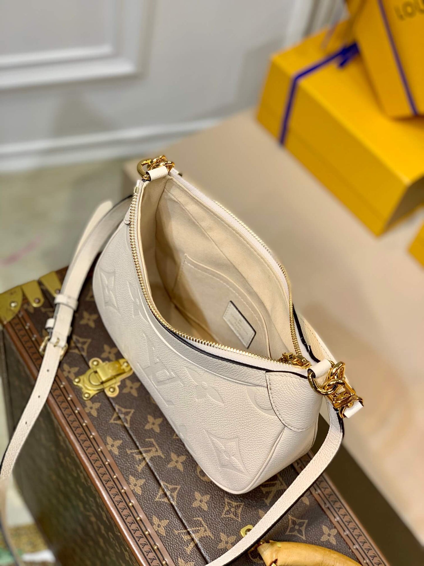 m46099 bagatelle monogram empreinte milk white 22cm