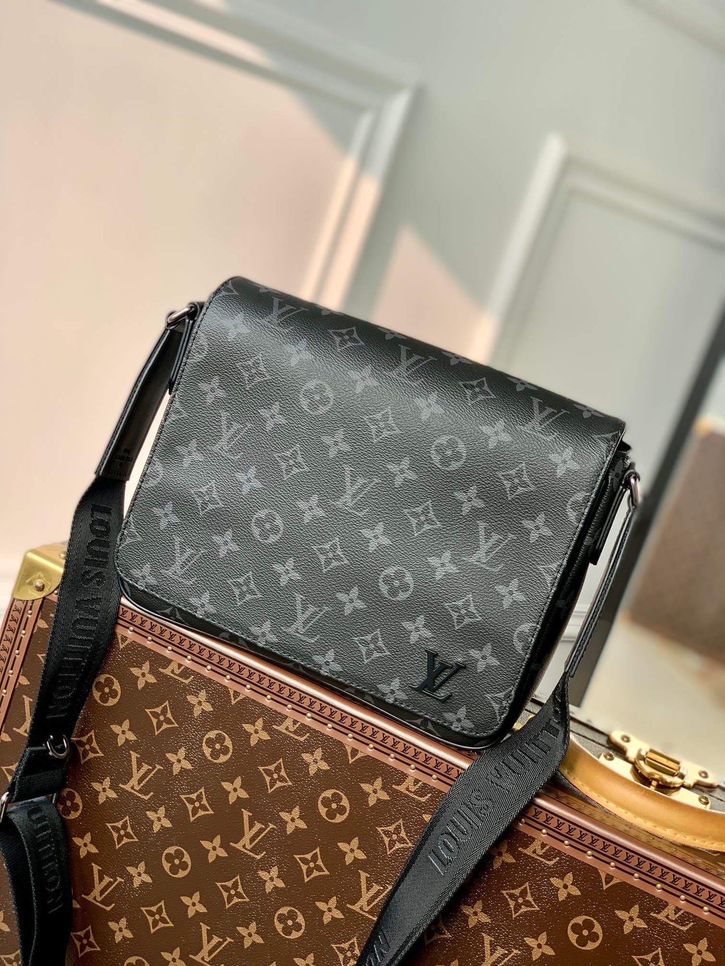m46255 district pm taiga 26cm monogram eclipse black man bag
