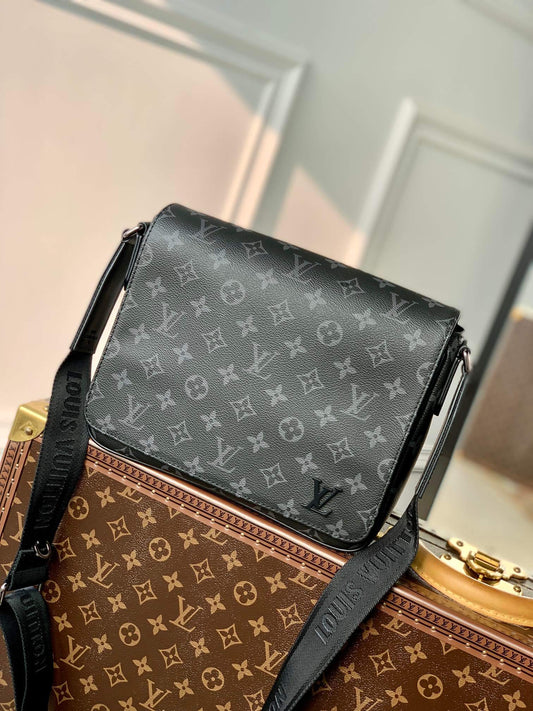 m46255 district pm taiga 26cm monogram eclipse black man bag