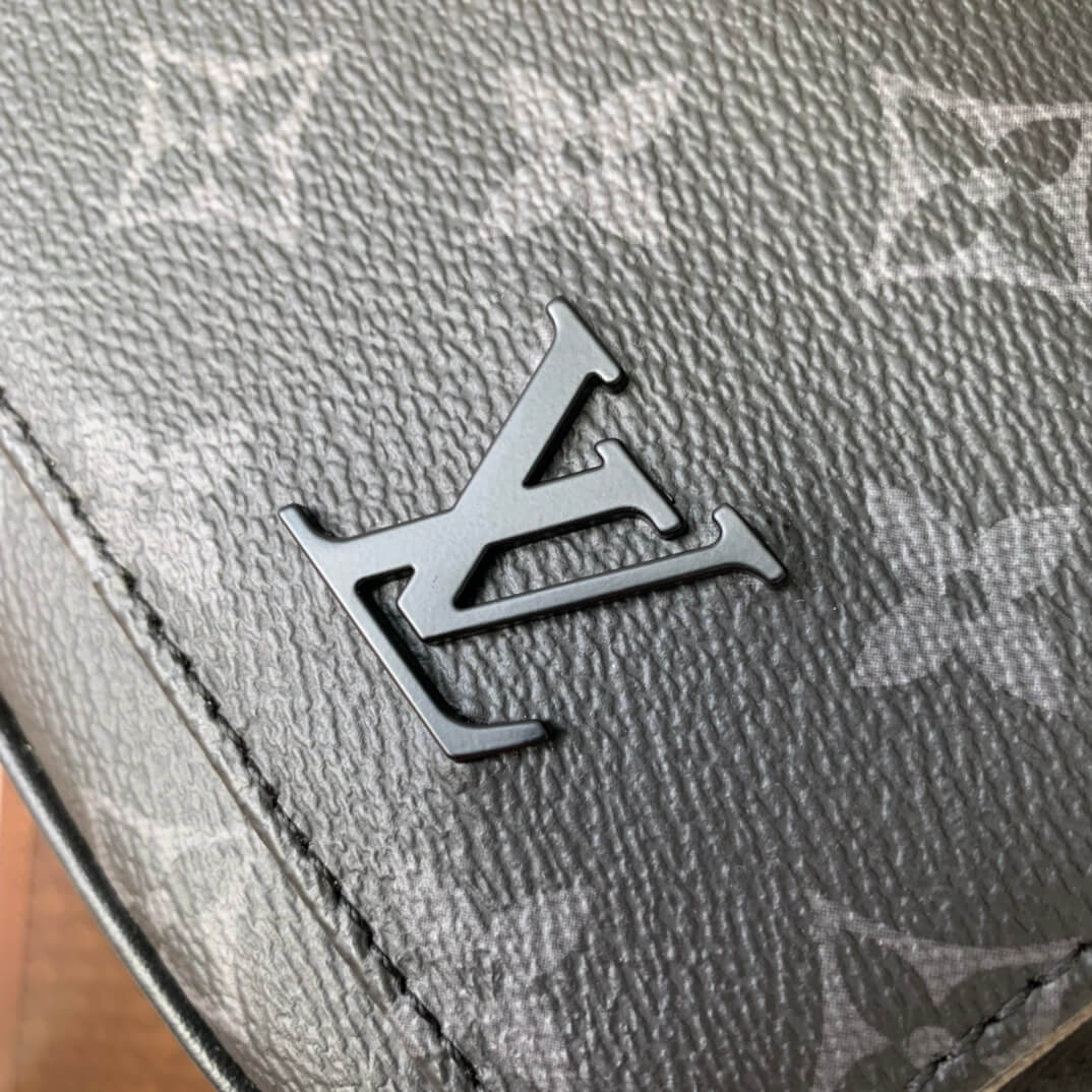 m46255 district pm taiga 26cm monogram eclipse black man bag