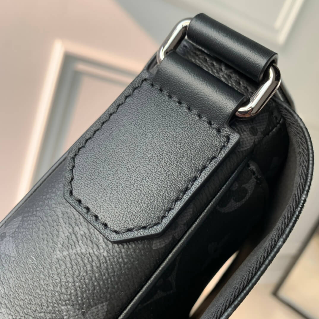 m46255 district pm taiga 26cm monogram eclipse black man bag