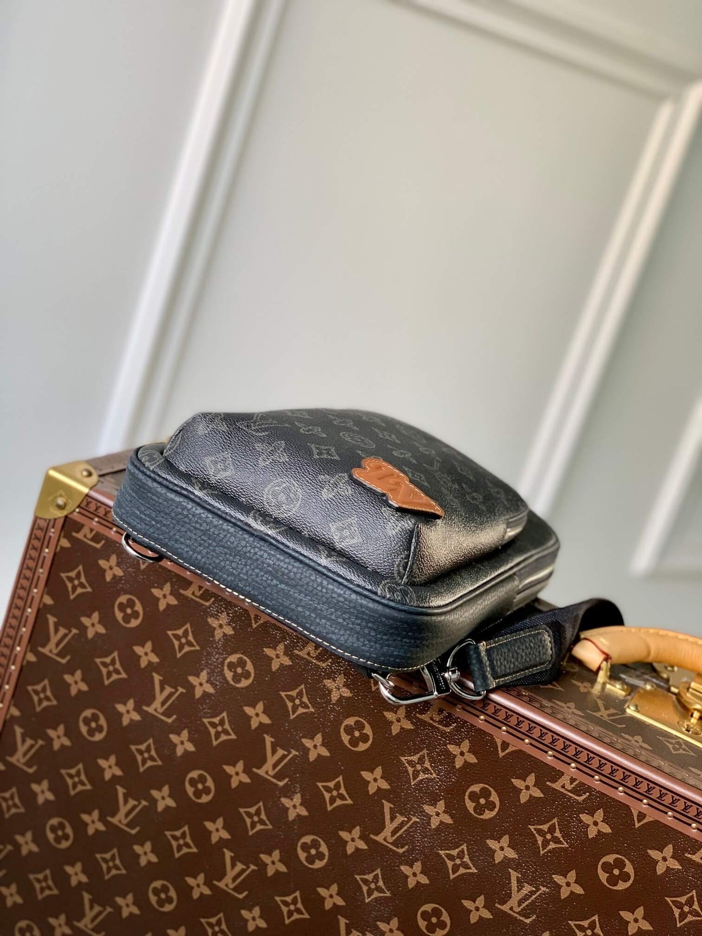 m46344 avenue sling bag mm damier graphite 20cm black chest bag fanny pack shoulder bag