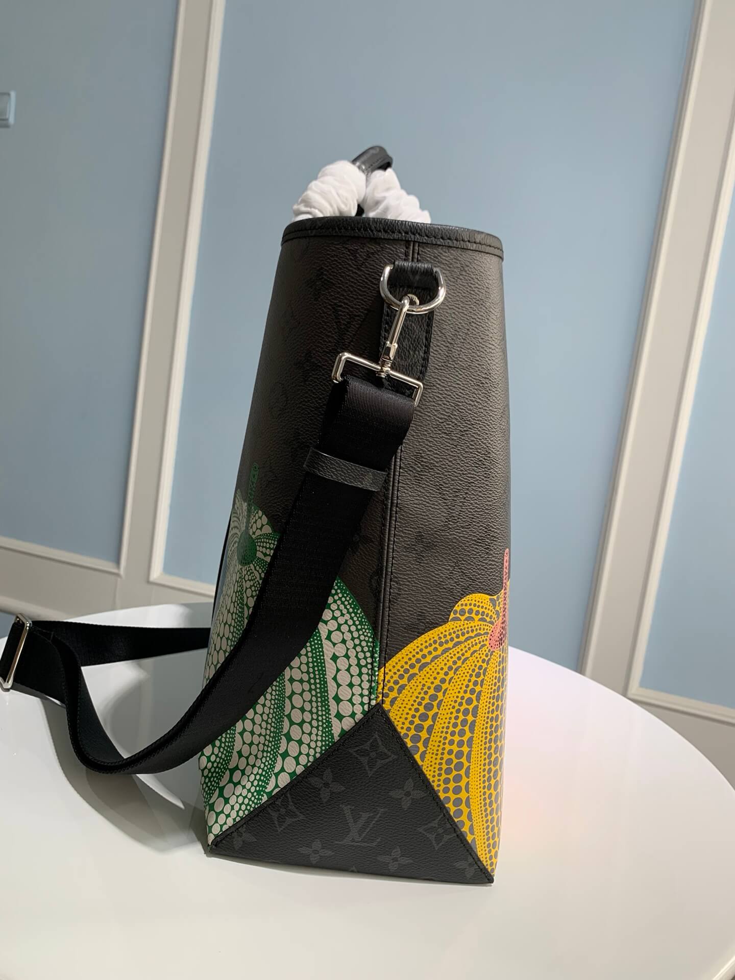 m46434 lu x yk weekend tote monogram eclipse reverse 43cm monogram eclipse reverse coated canvas with colorful pumpkin print