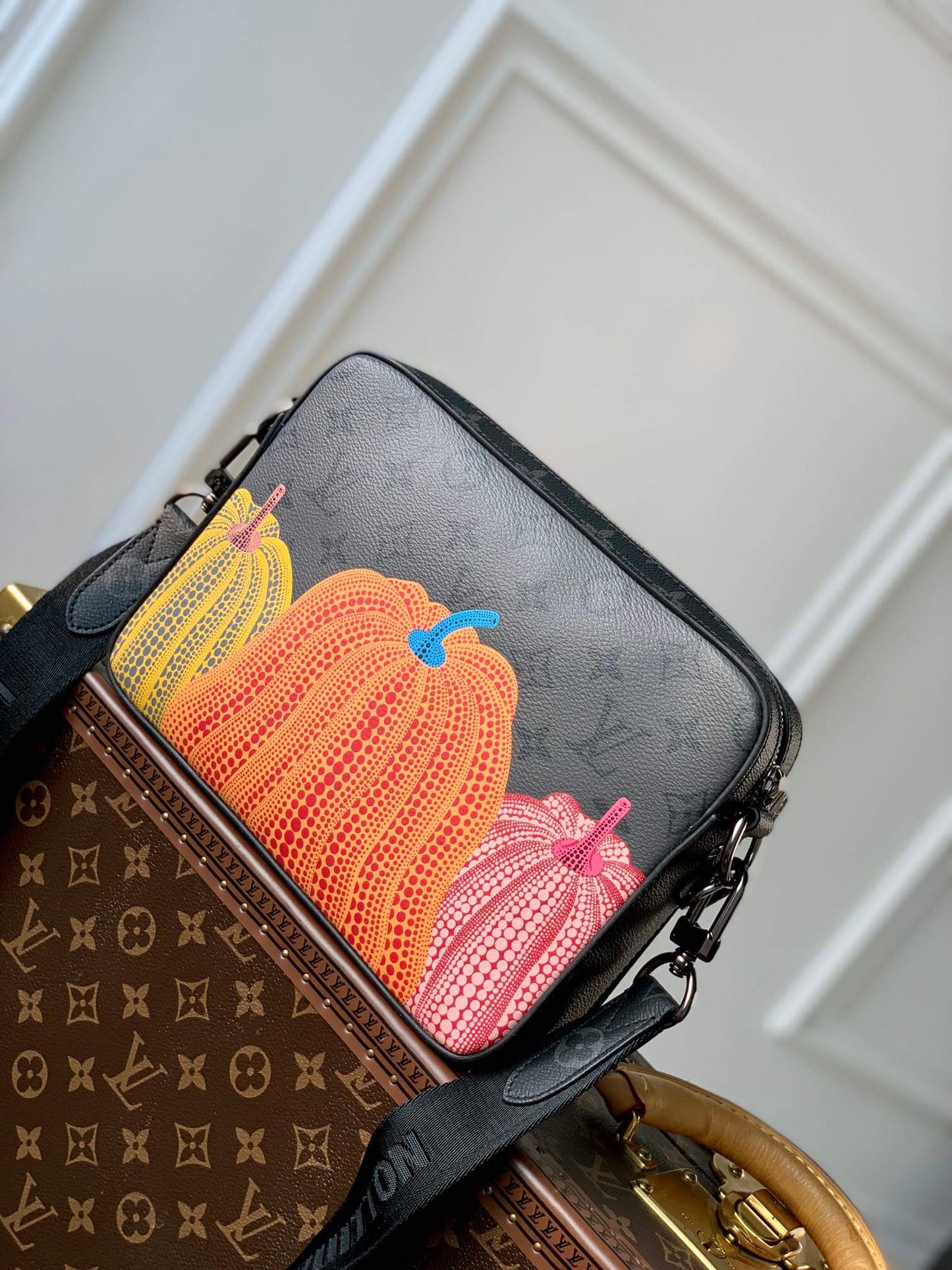 m46435 x yk trio sac plat 25cm monogram eclipse reverse pumpkin pattern
