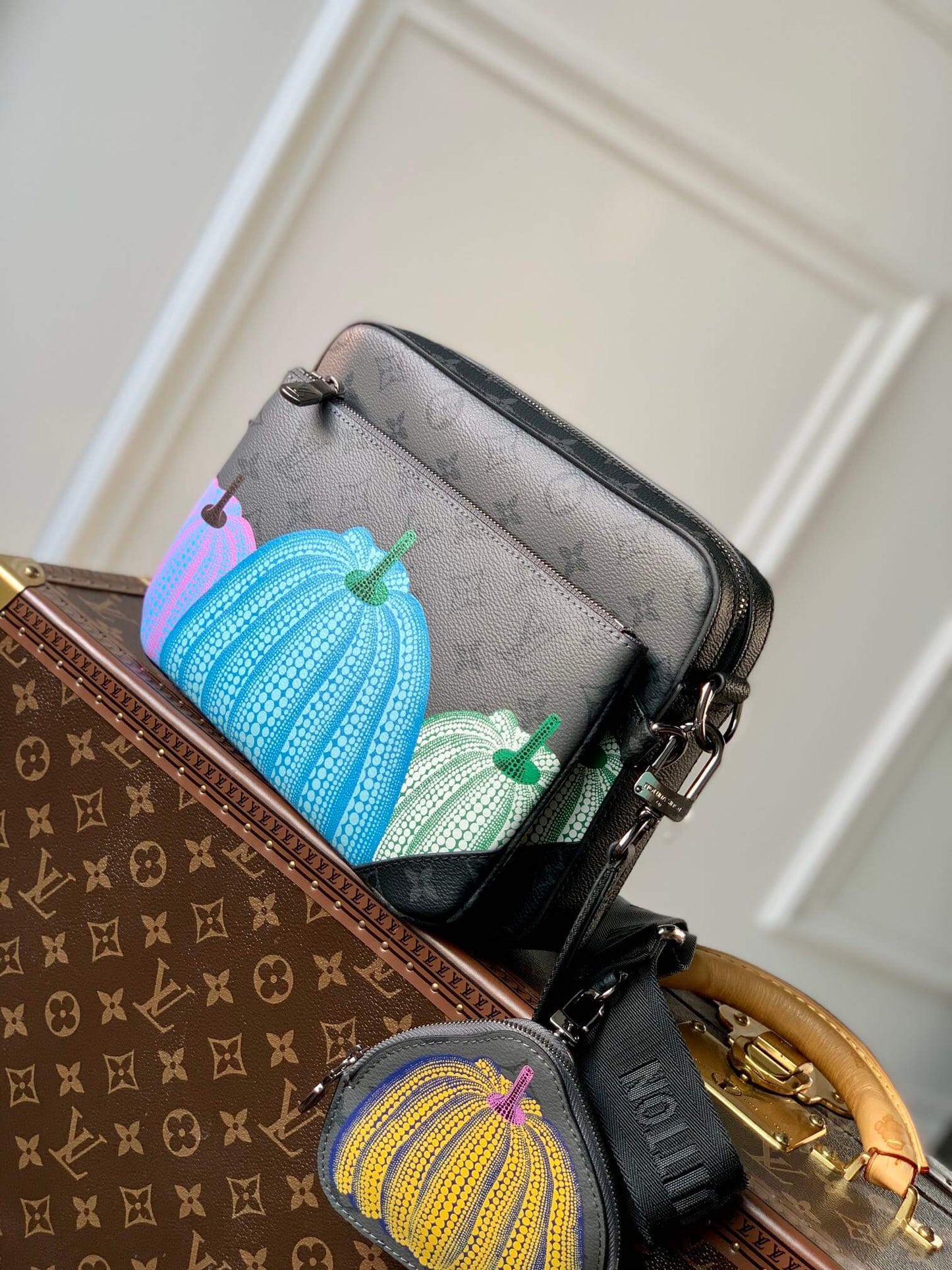 m46435 x yk trio sac plat 25cm monogram eclipse reverse pumpkin pattern