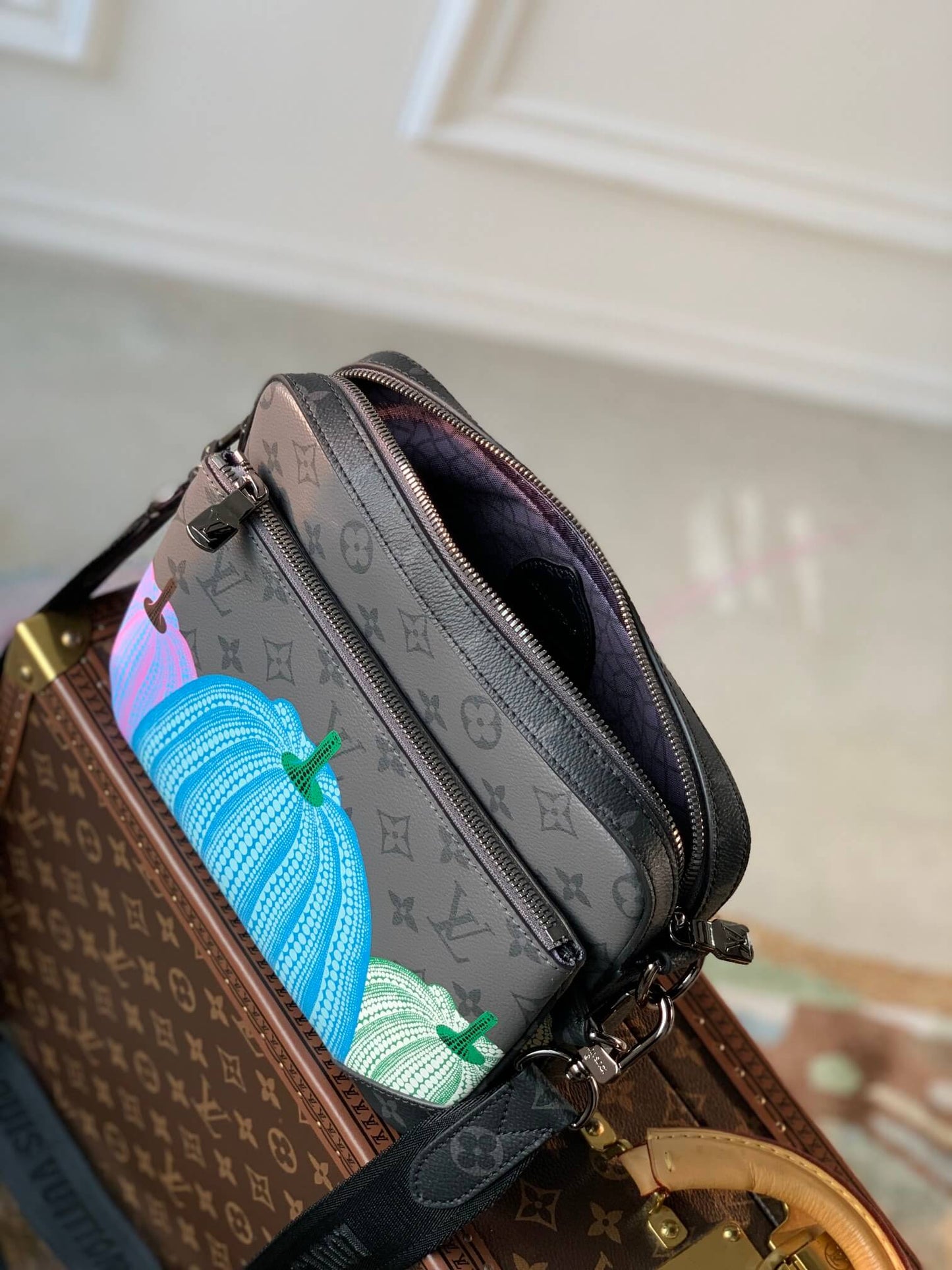 m46435 x yk trio sac plat 25cm monogram eclipse reverse pumpkin pattern