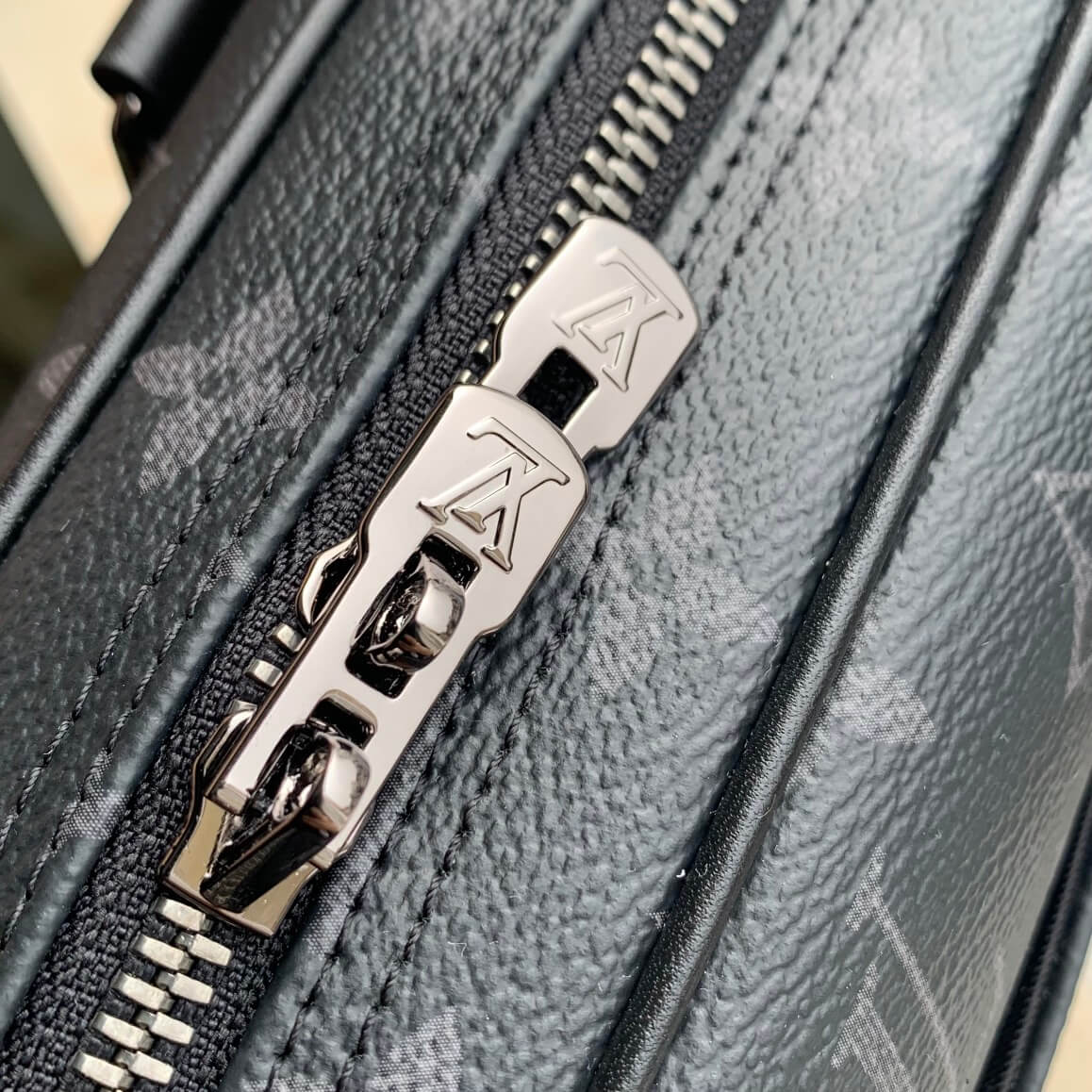 m46457 porte documents voyage pm 36 5cm monogram eclipse black